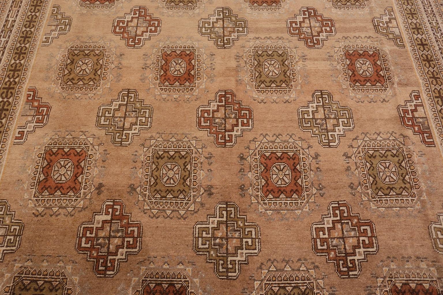 Magnifique grand tapis ancien Khotan de taille galerie à design Tibal, Pays d'origine : Turkestan oriental, Circa Date : Début du 20ème siècle (environ 1900) - Ce spectaculaire tapis ancien de Turkoman présente un motif classique de grands et petits