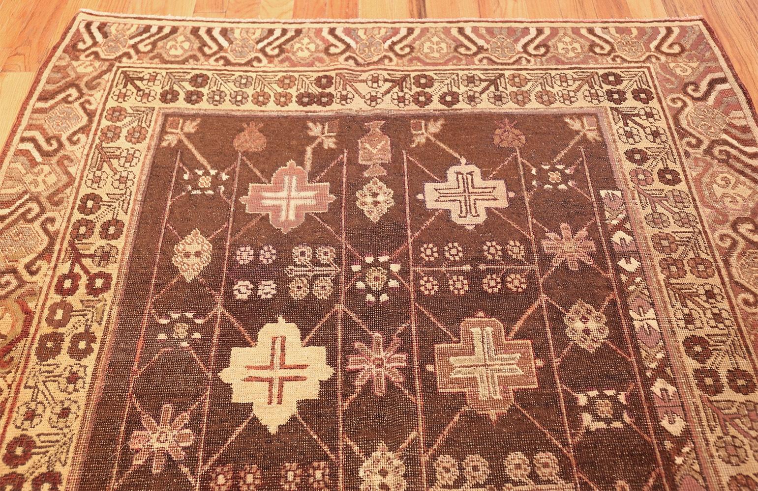 Antiker Khotan-Teppich. Größe: 5 ft 1 in x 10 ft 3 in  im Zustand „Gut“ im Angebot in New York, NY