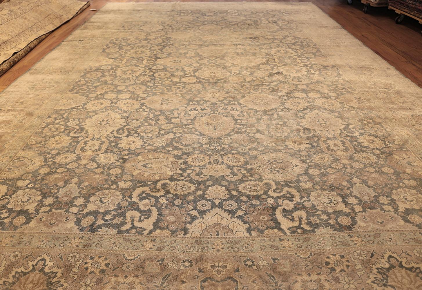 Magnifique tapis floral indien ancien de grande taille, pays d'origine : Inde, date circa début 20ème siècle. Taille : 12 ft. x 19 ft. 7 in (3.66 m x 5.97 m)

D'une composition classique, ce charmant tapis oriental ancien se caractérise avant tout