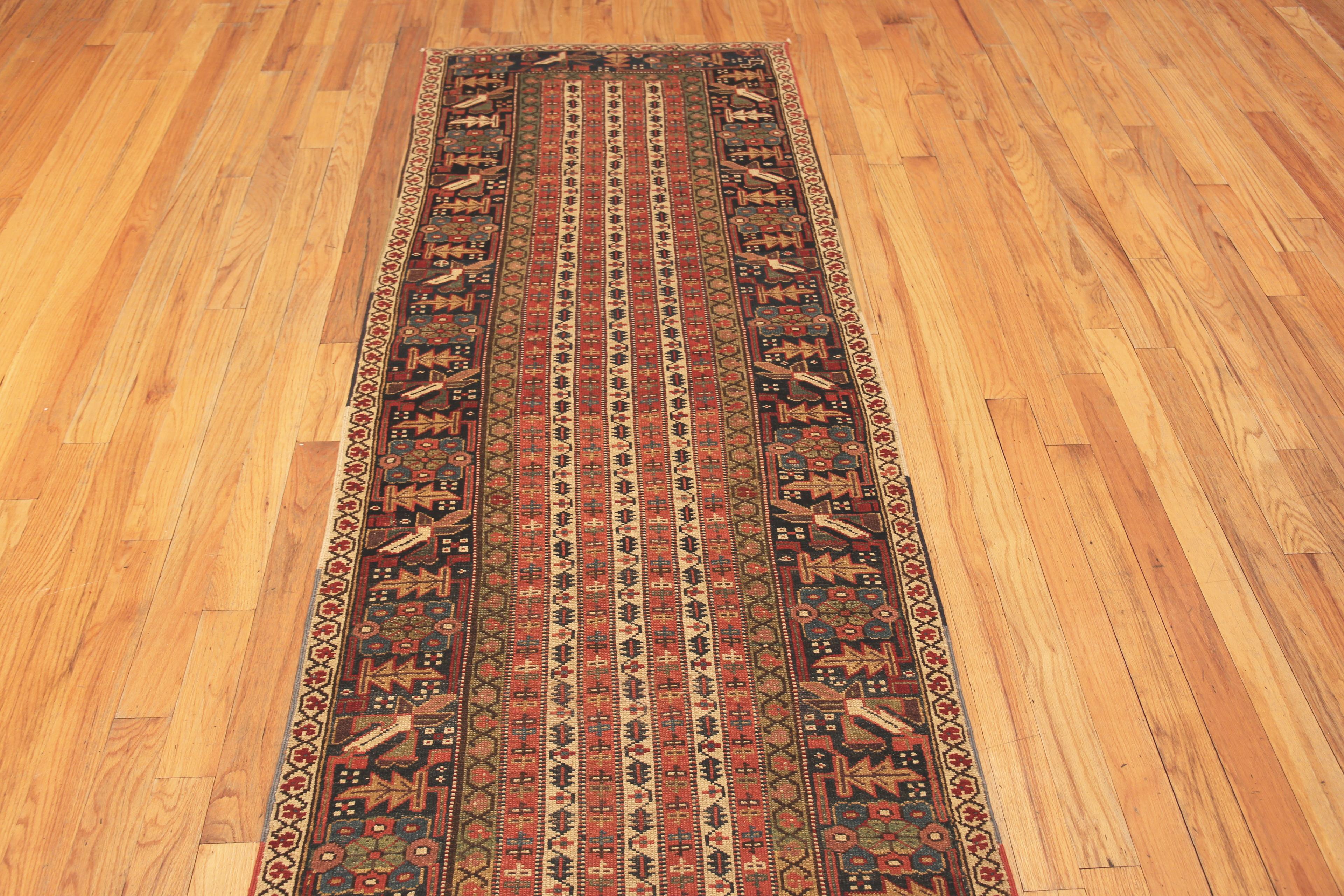 Antiker nordwestpersischer Läufer, Herkunftsland: Persien, CIRCA Datum: 1880. Größe: 3 ft 3 in x 15 ft (0,99 m x 4,57 m)
