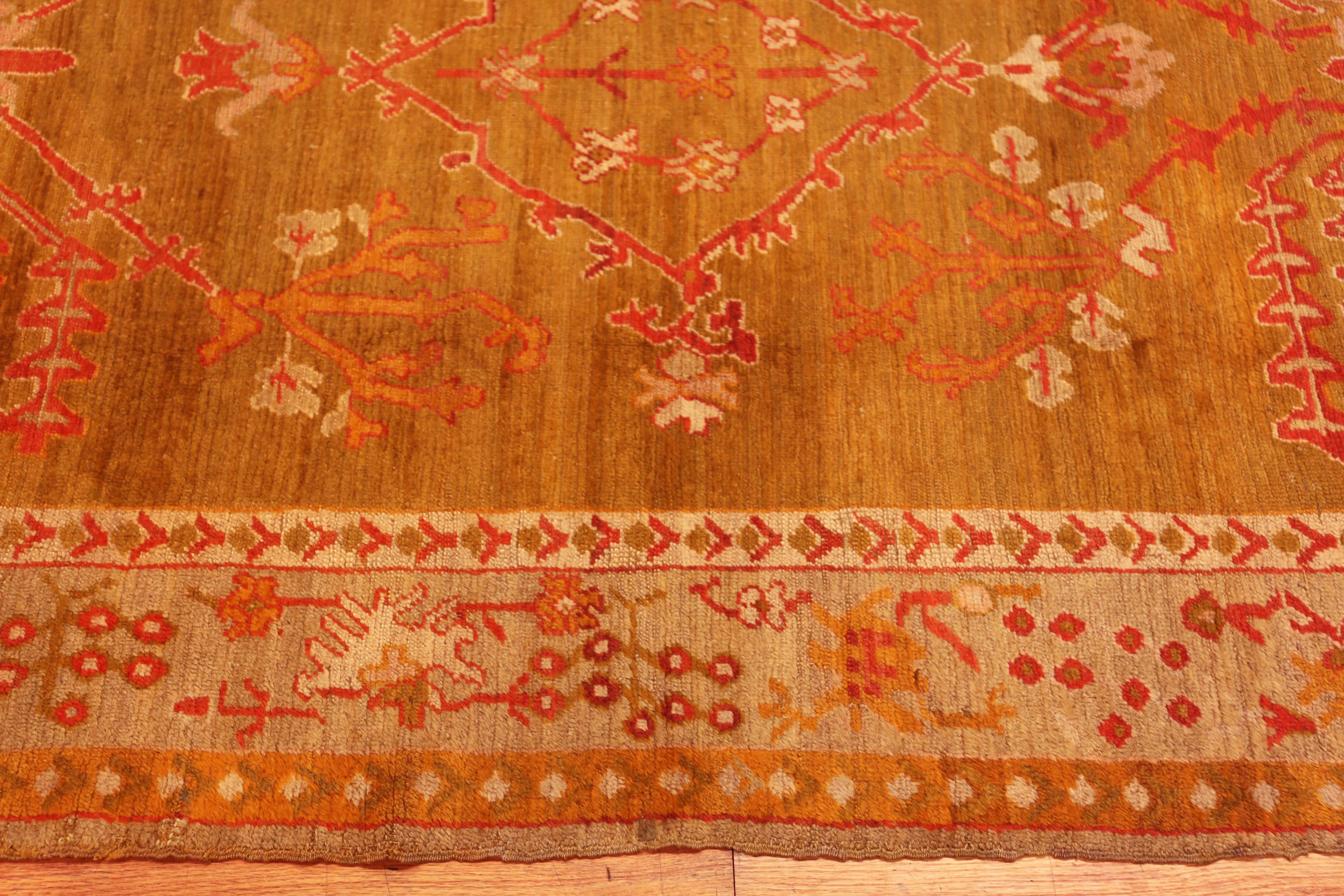 Nazmiyal Collection Antiker Oushak-Teppich (Handgeknüpft) im Angebot