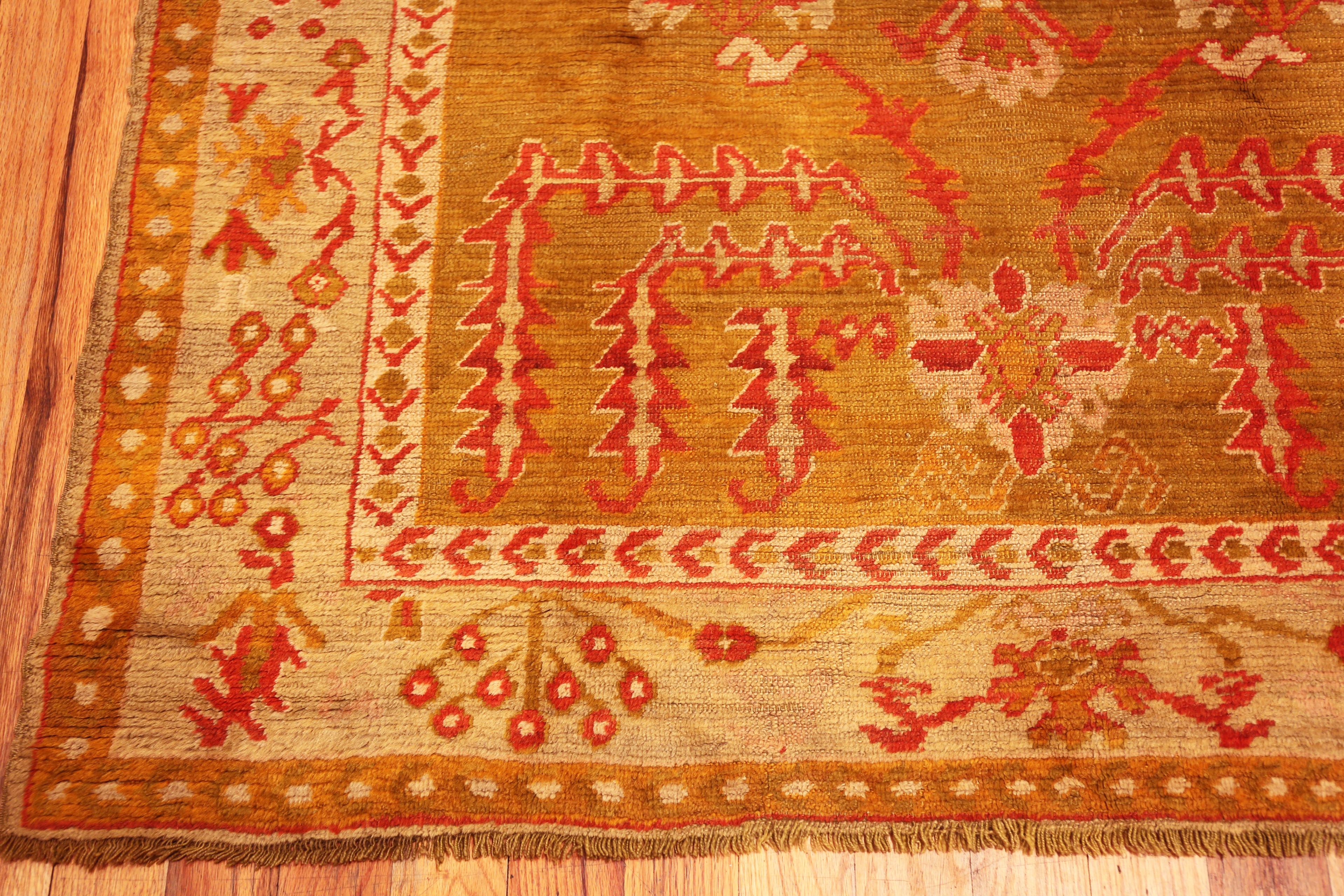 Nazmiyal Collection Antiker Oushak-Teppich (20. Jahrhundert) im Angebot