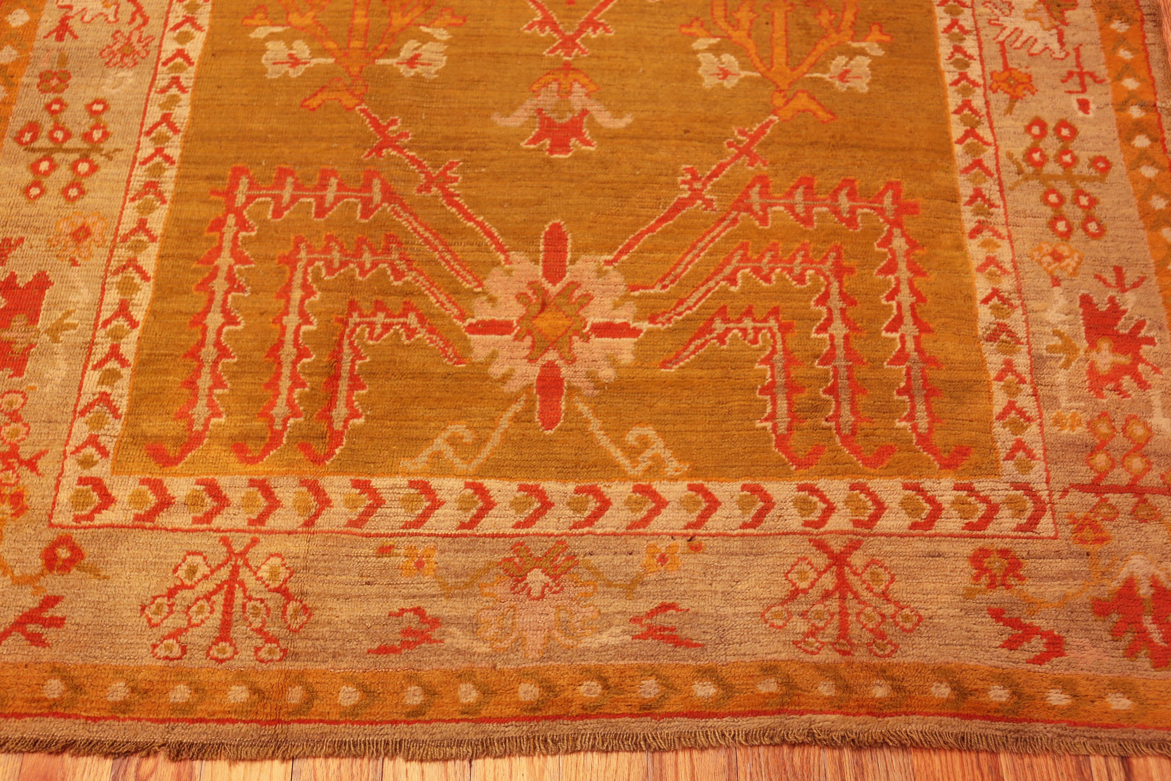 Nazmiyal Collection Antiker Oushak-Teppich im Angebot 1