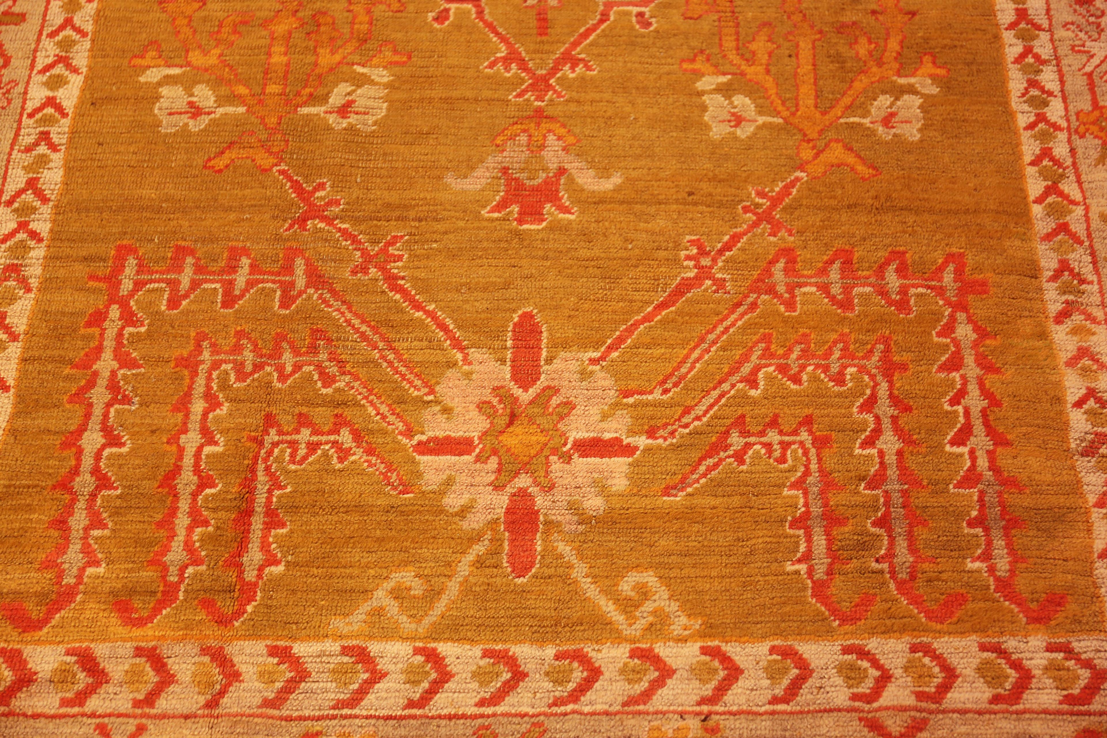 Nazmiyal Collection Antiker Oushak-Teppich im Angebot 2