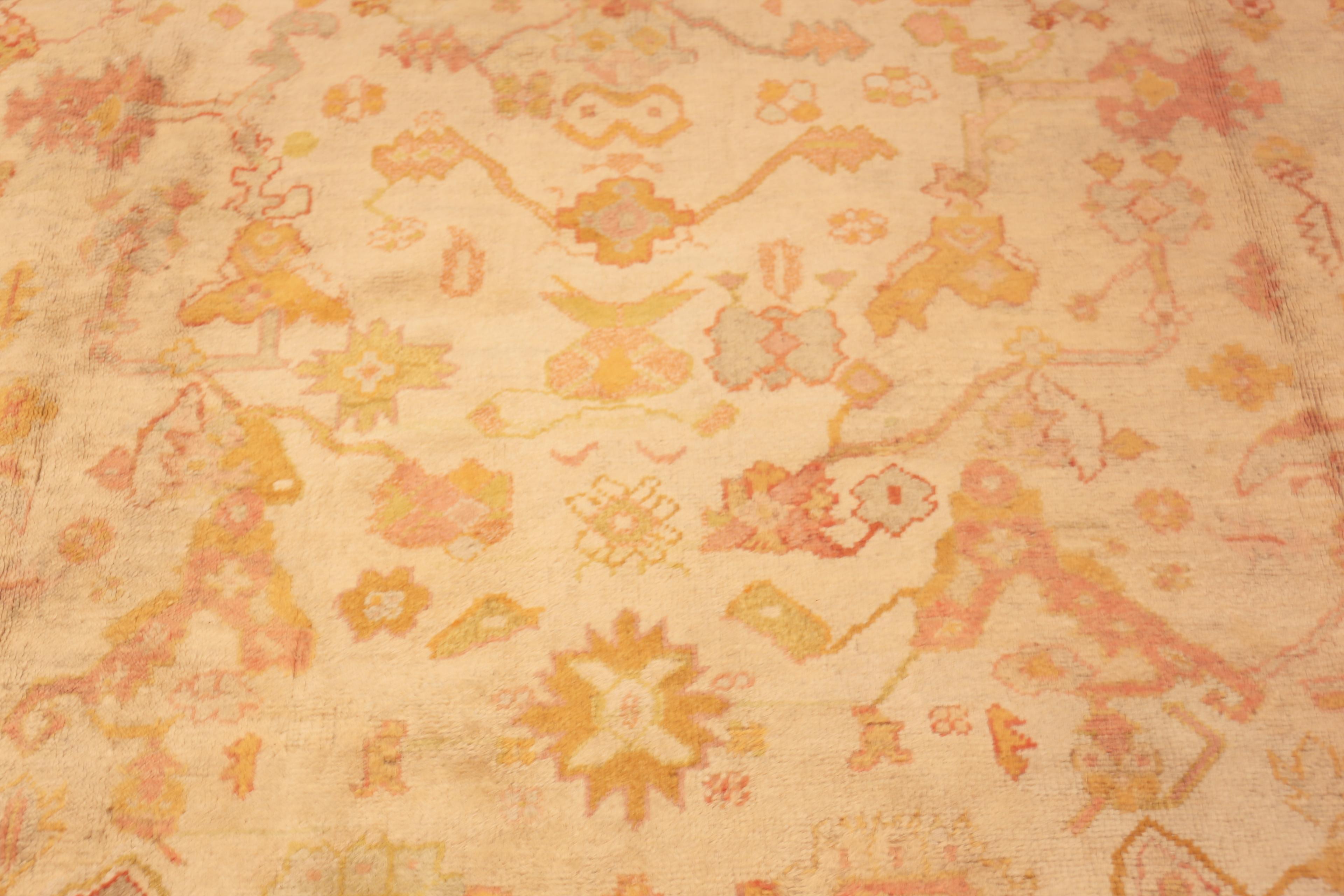 Nazmiyal Collection Antike Oushak Türkisch Teppich 13 ft x 15 ft 5 in im Zustand „Gut“ im Angebot in New York, NY