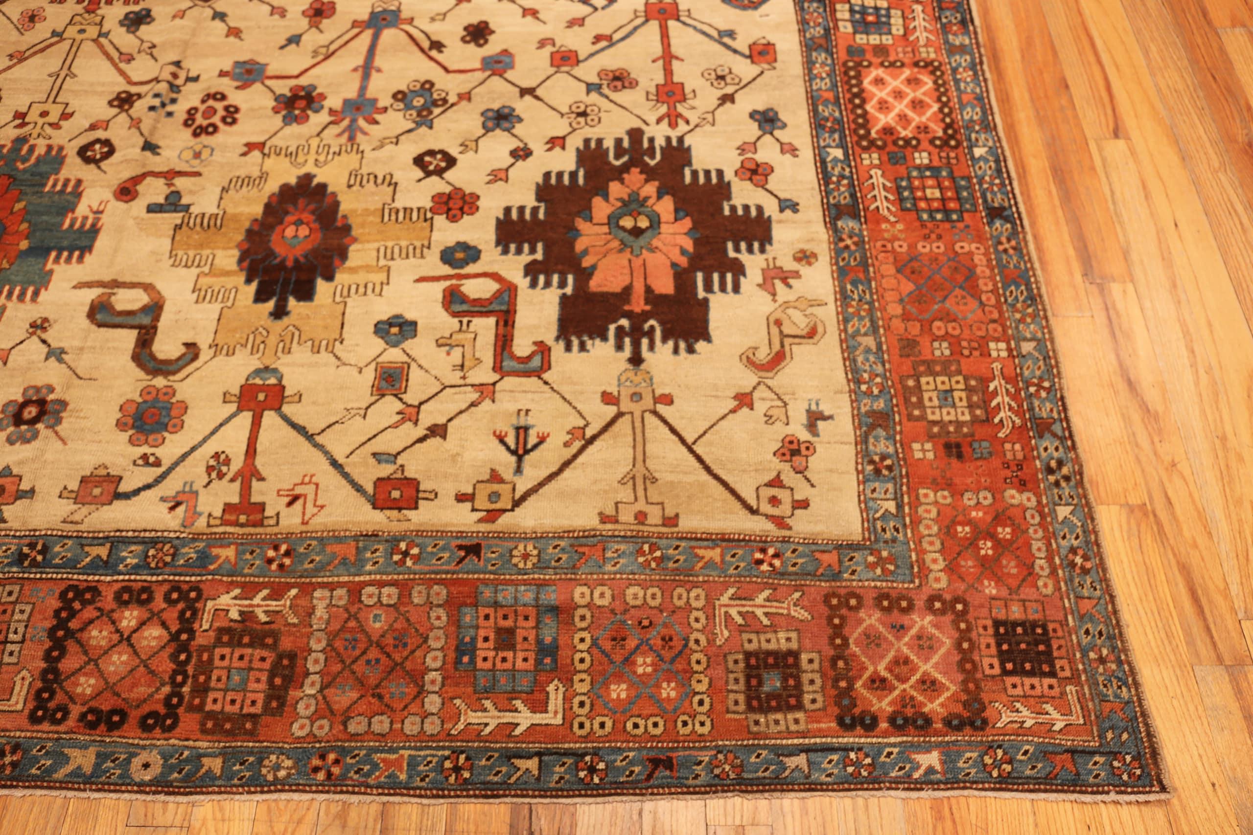 Nazmiyal Collection Antike persische Bakshaish Teppich 10 ft 7 in x 14 ft 7 in im Zustand „Gut“ im Angebot in New York, NY