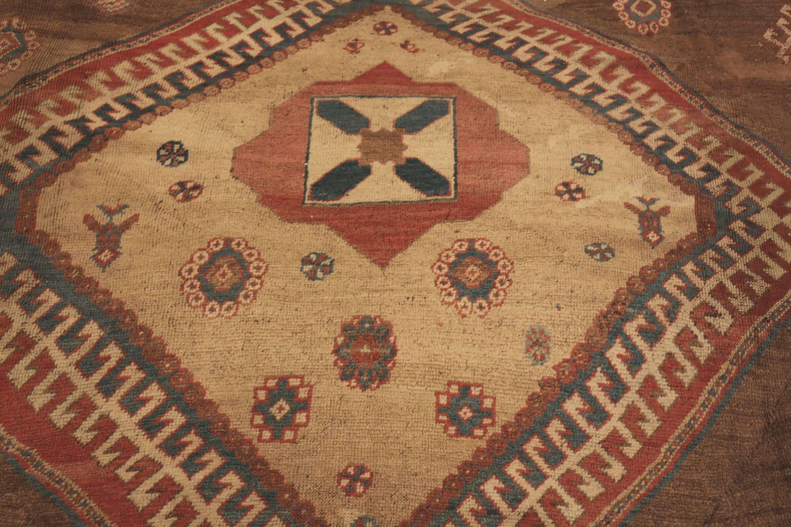 Antiker persischer Bakshaish-Teppich. 12 ft 2 in x 14 ft 8 in im Zustand „Gut“ im Angebot in New York, NY
