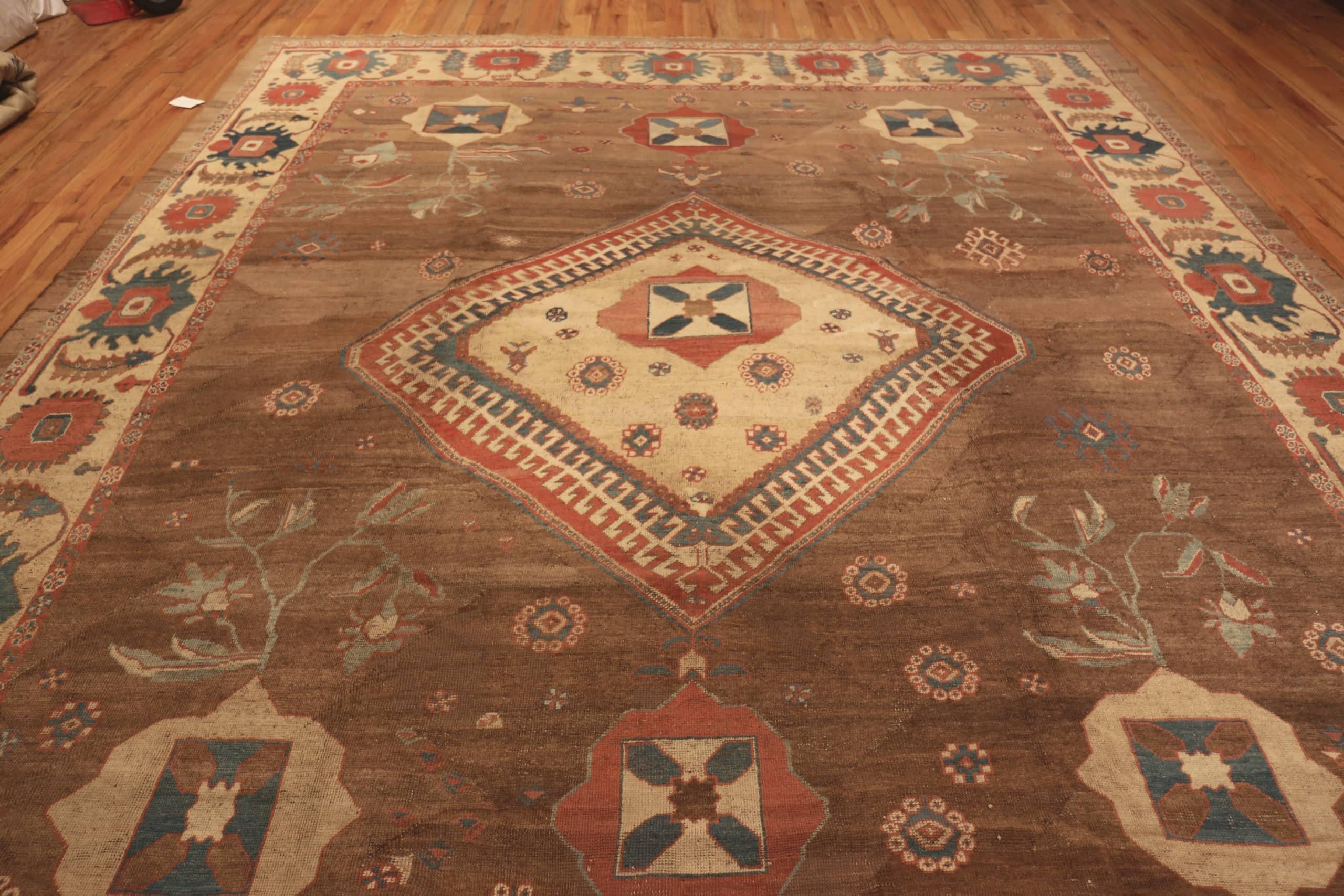Antiker persischer Bakshaish-Teppich. 12 ft 2 in x 14 ft 8 in (Wolle) im Angebot