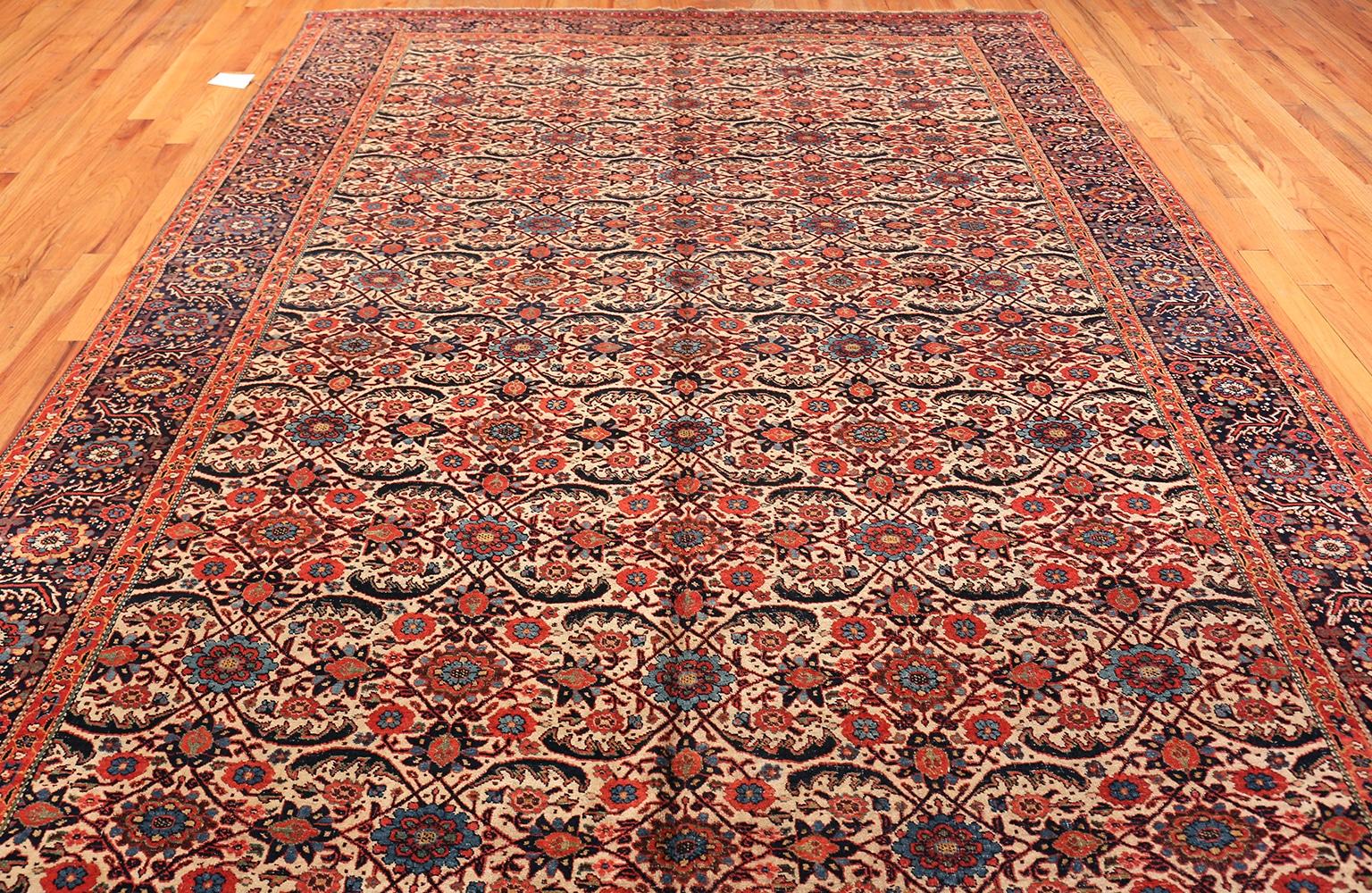 Magnifique tapis persan ancien Bidjar de taille galerie, Pays d'origine / Type de tapis : Tapis persans anciens, Circa Date : 1900 - Ce magnifique tapis de Bidjar de taille galerie est impressionnant par sa taille et un motif spectaculaire sur toute