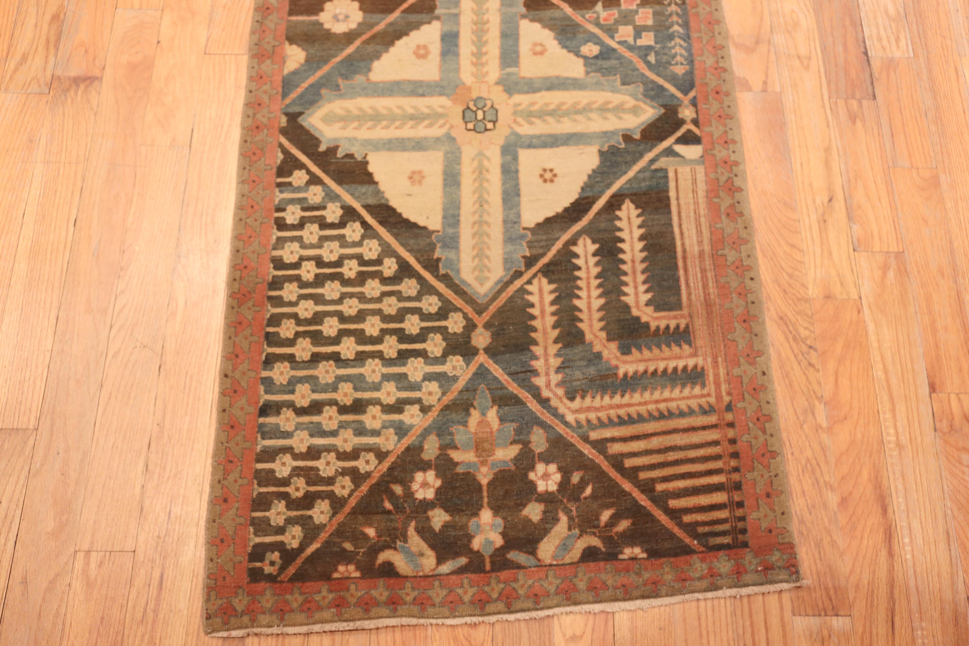 Annodato a mano Nazmiyal Collection Tappeto Runner Antico Persiano Sarouk Farahan 2 ft 9 in x 21 ft in vendita