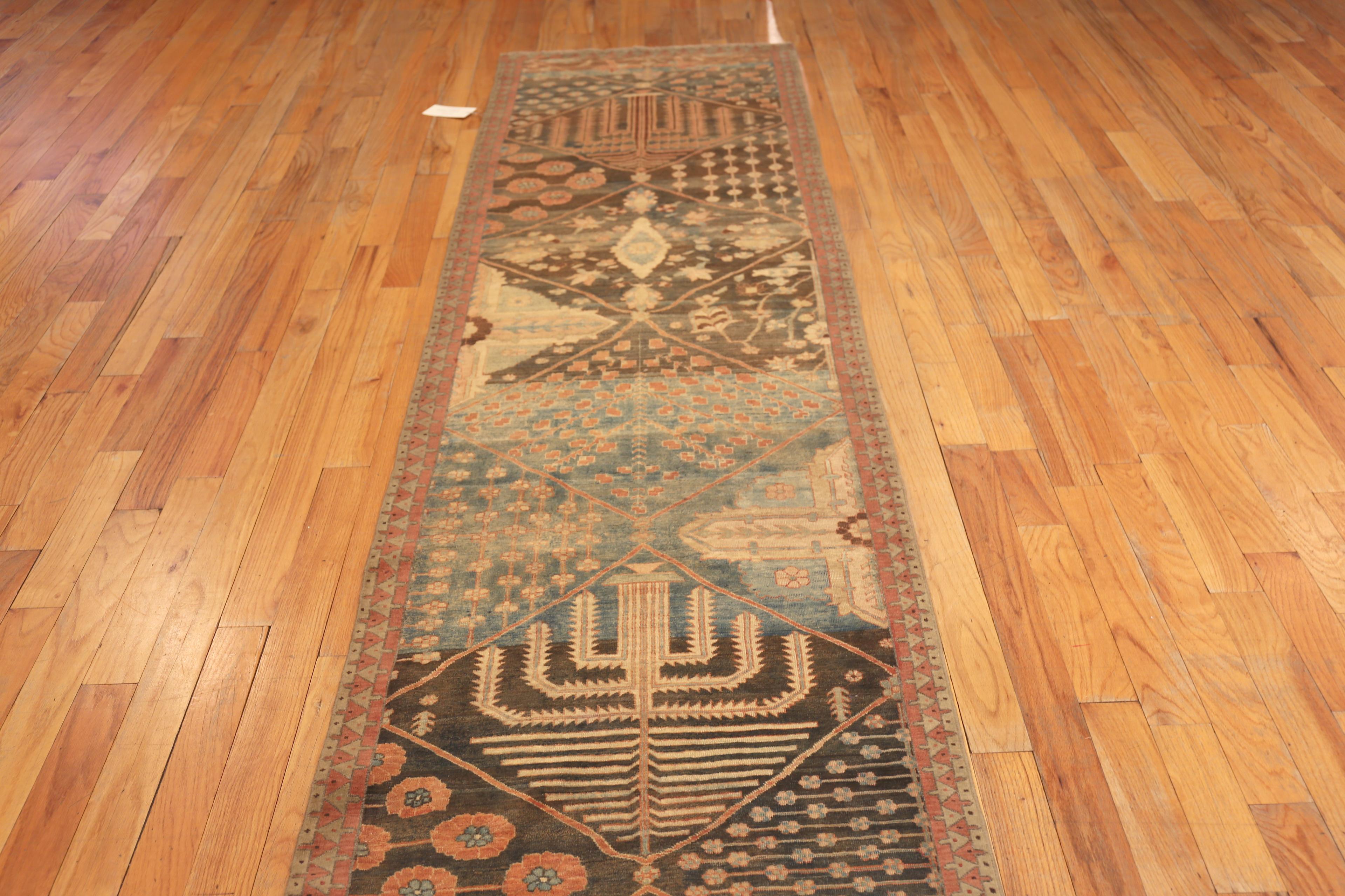 Nazmiyal Collection Tappeto Runner Antico Persiano Sarouk Farahan 2 ft 9 in x 21 ft In condizioni buone in vendita a New York, NY