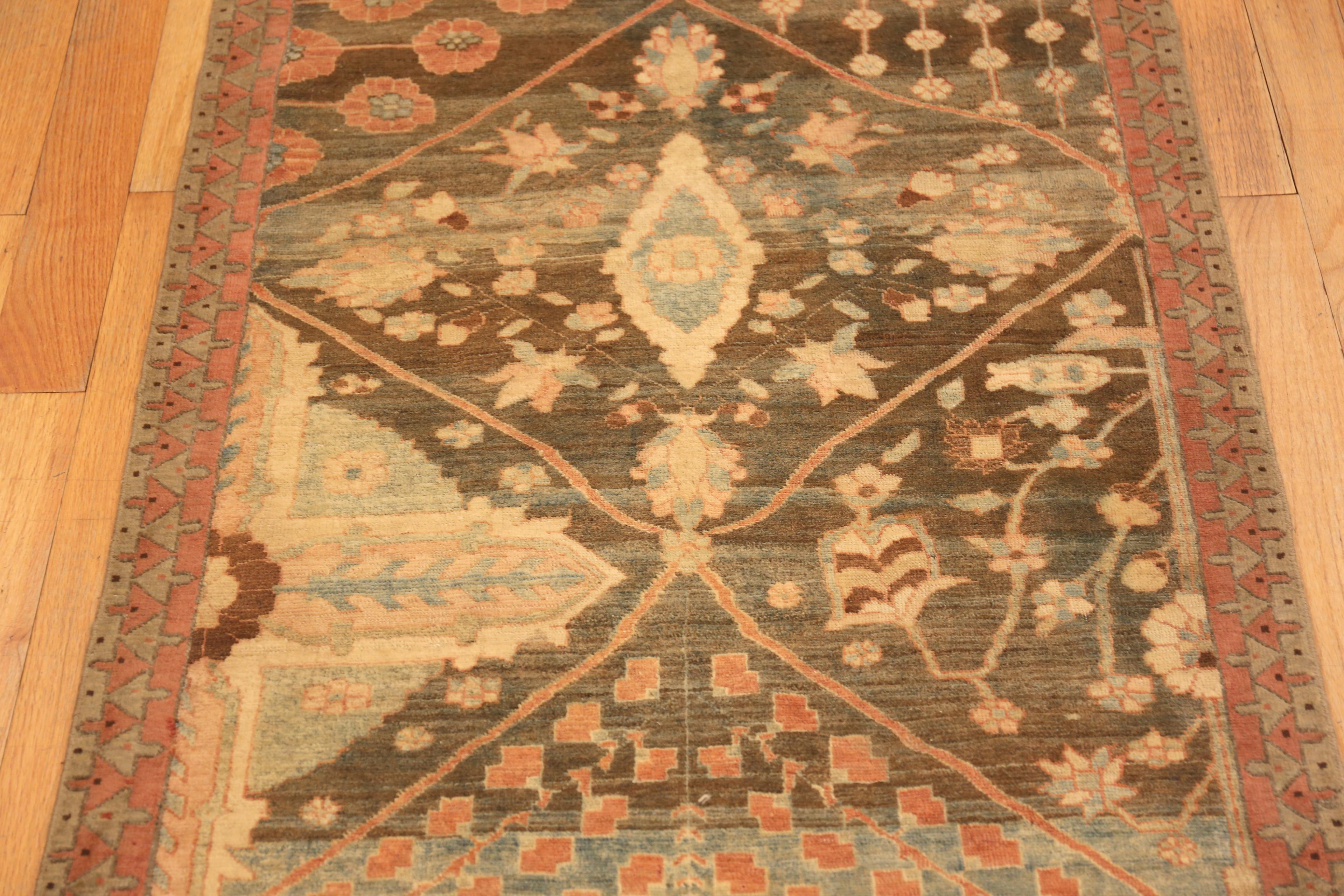 Nazmiyal Collection Tappeto Runner Antico Persiano Sarouk Farahan 2 ft 9 in x 21 ft in vendita 1