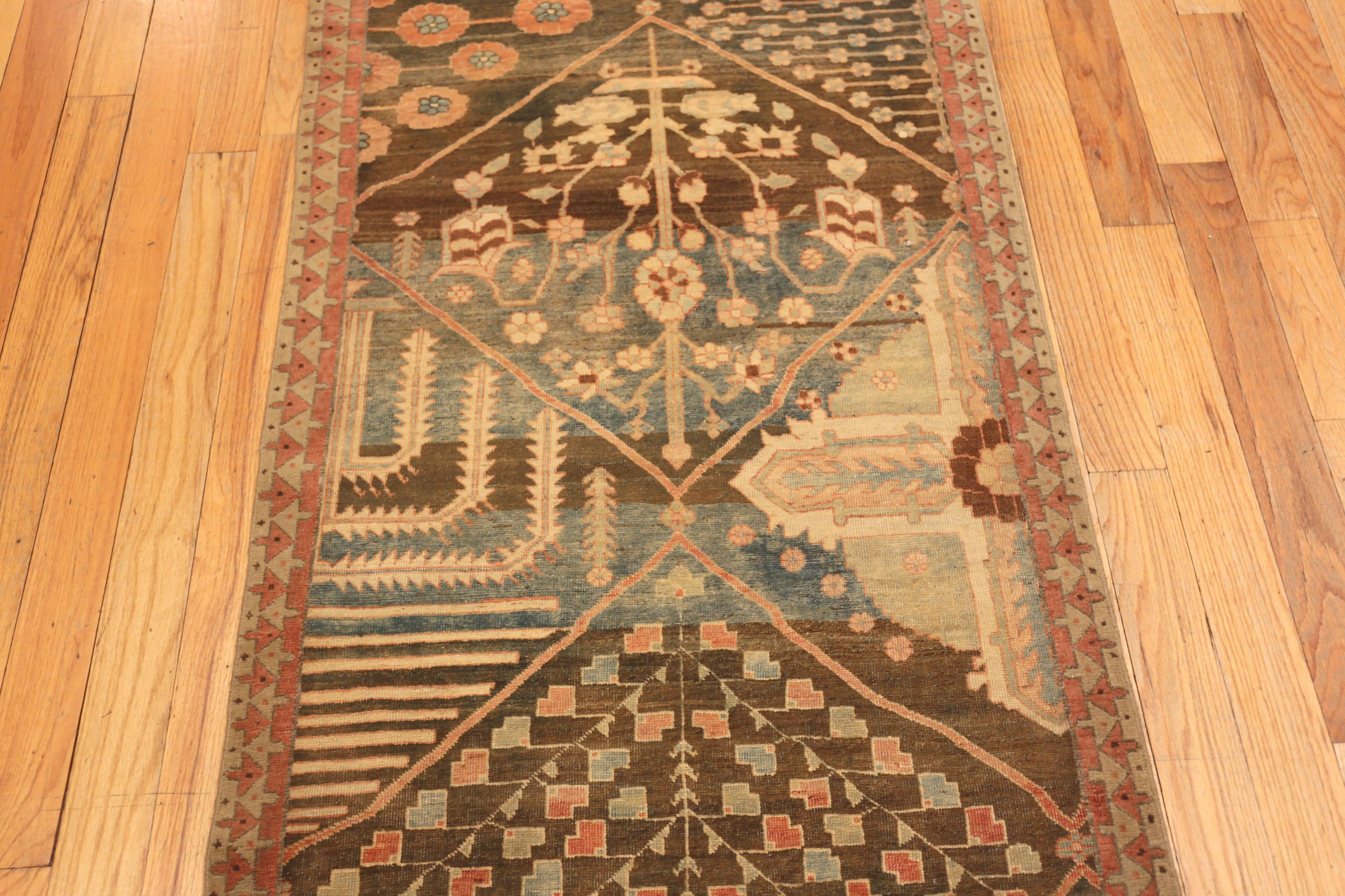 Nazmiyal Collection Tappeto Runner Antico Persiano Sarouk Farahan 2 ft 9 in x 21 ft in vendita 2