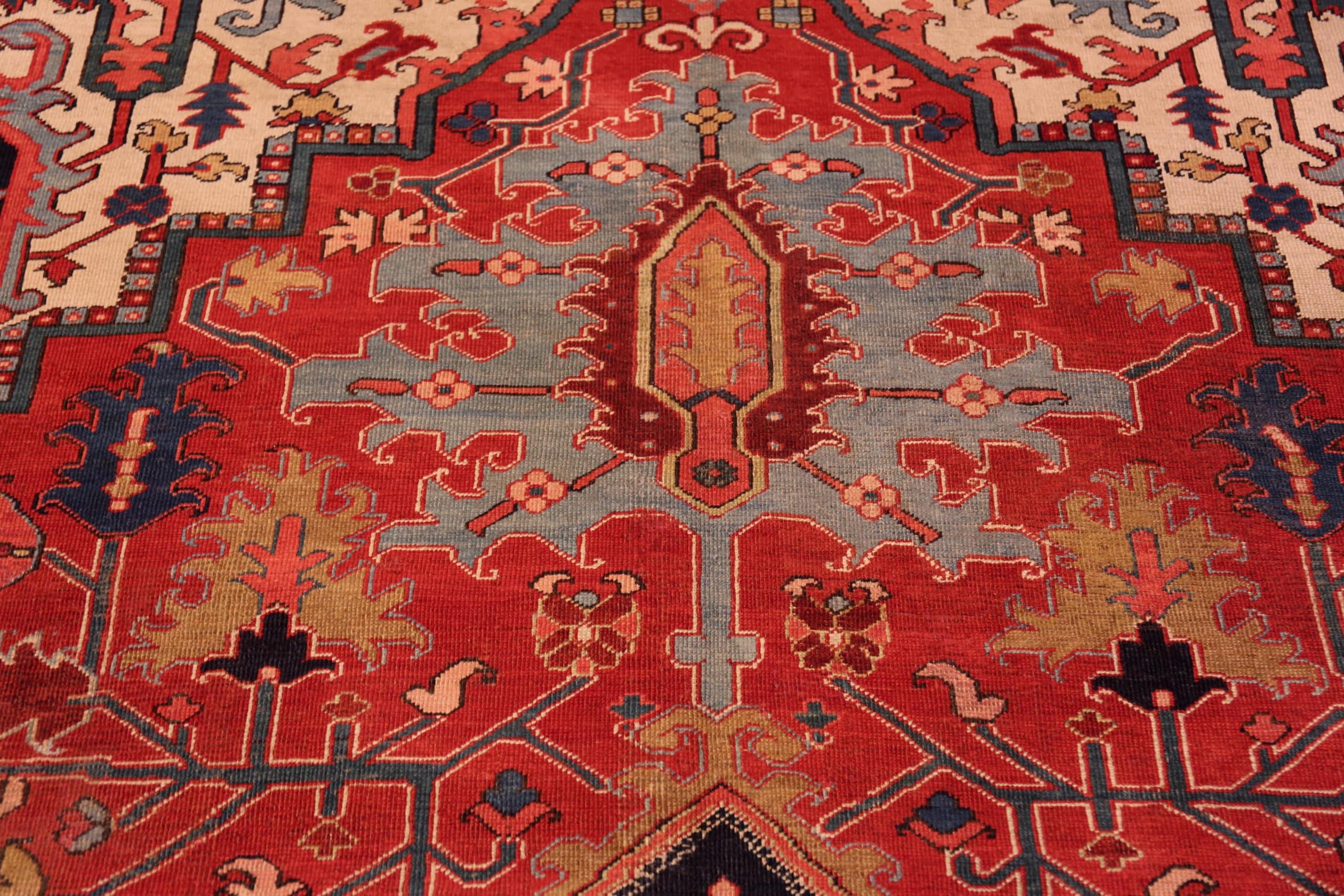 Antique Persian Heriz Rug. 10 ft 6 in x 15 ft 4 in In Good Condition For Sale In New York, NY