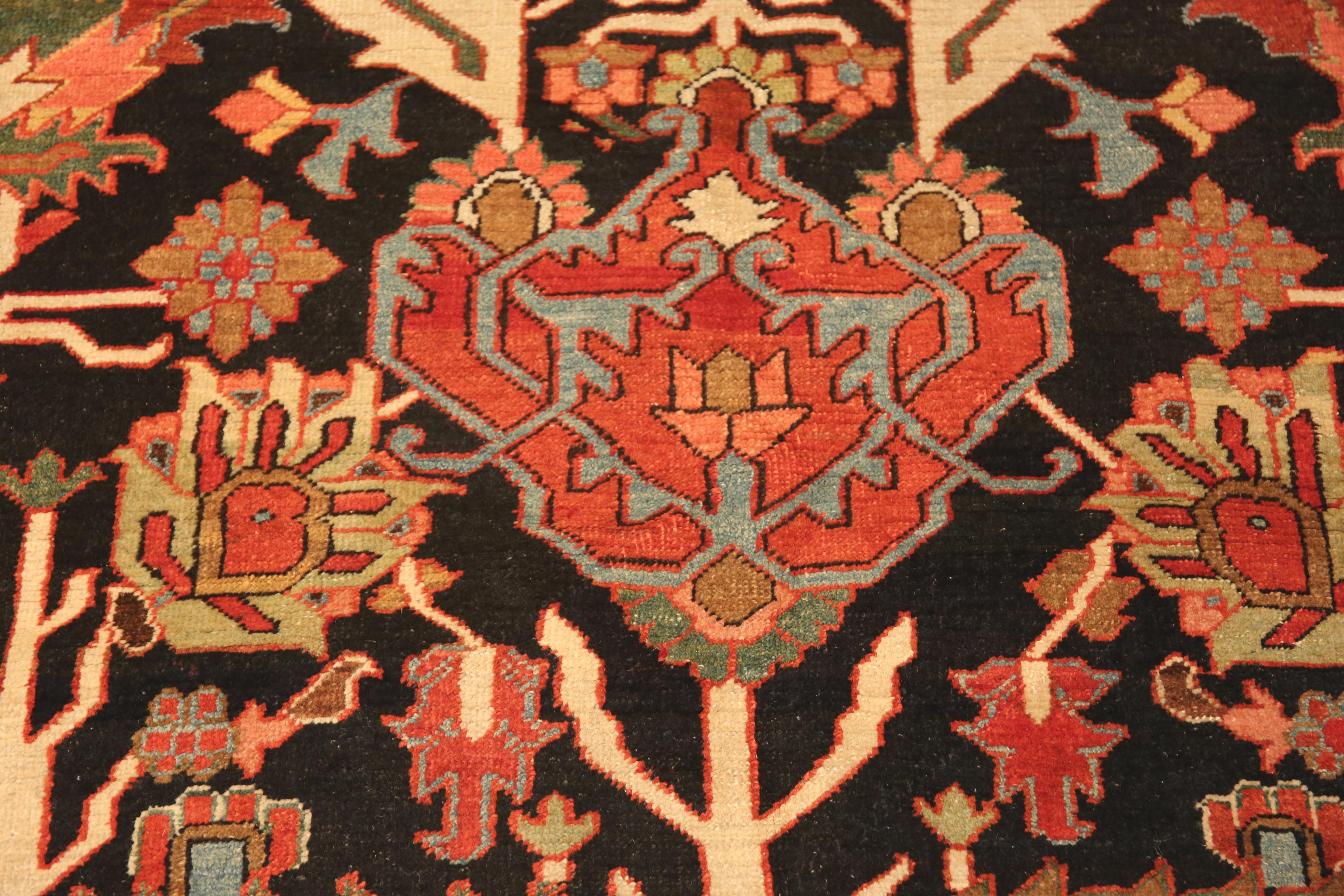 Antiker persischer Heriz-Teppich. 11 ft 6 in x 13 ft 2 in (20. Jahrhundert) im Angebot