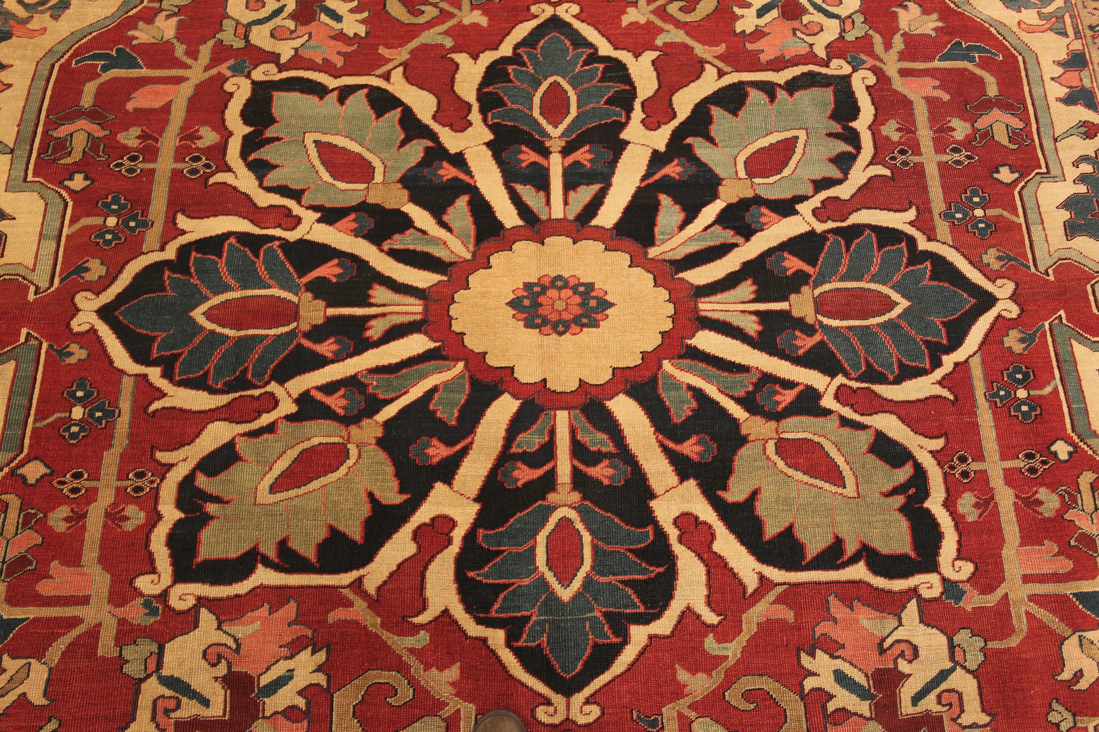 Antique Persian Heriz Serapi Rug. 9 ft 9 in x 11 ft 9 in In Good Condition For Sale In New York, NY