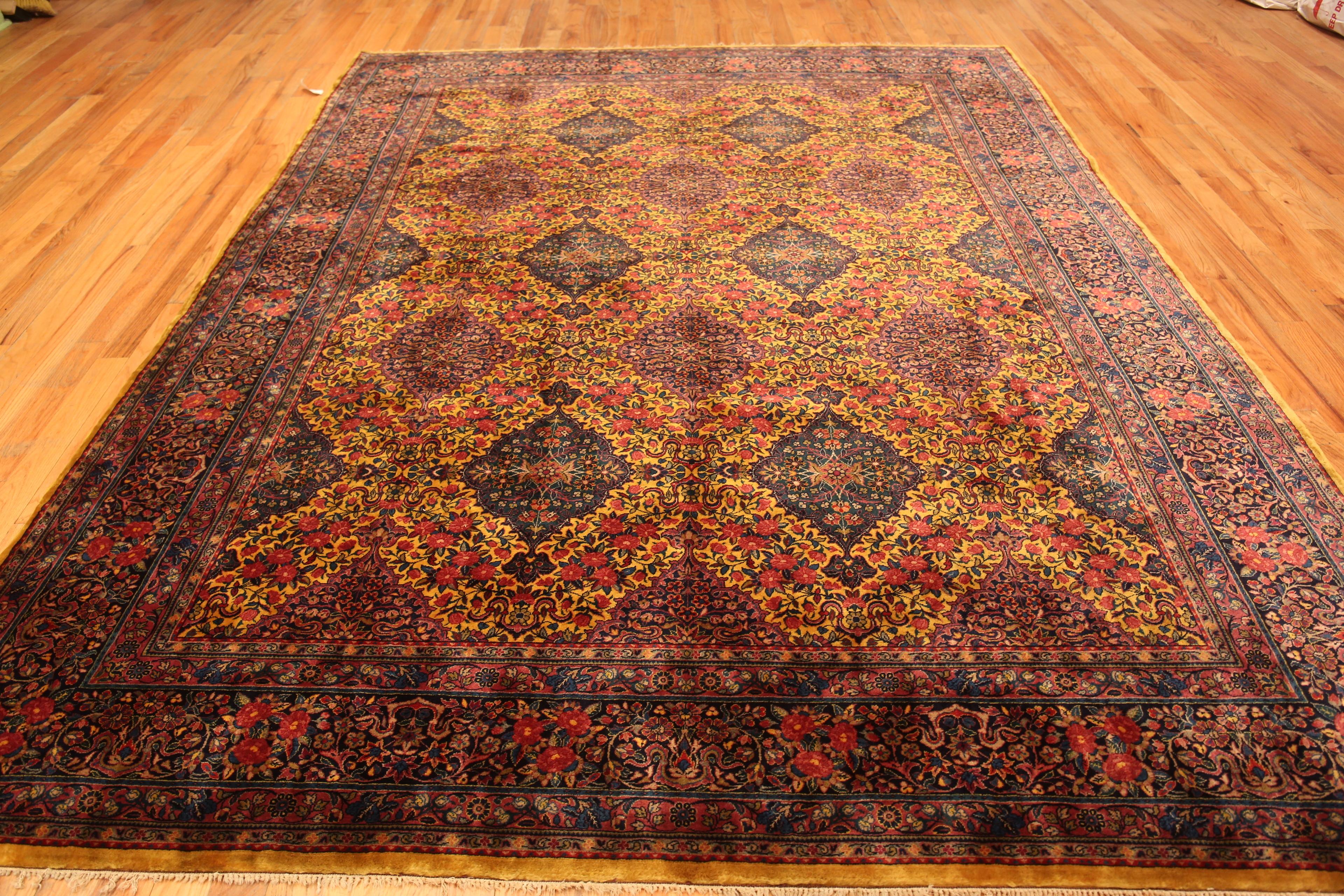 Antiker persischer Kashan-Teppich, Herkunftsland: Persien, CIRCA Datum: 1900. Größe: 2,69 m x 3,58 m (8 ft 10 in x 11 ft 9 in)

