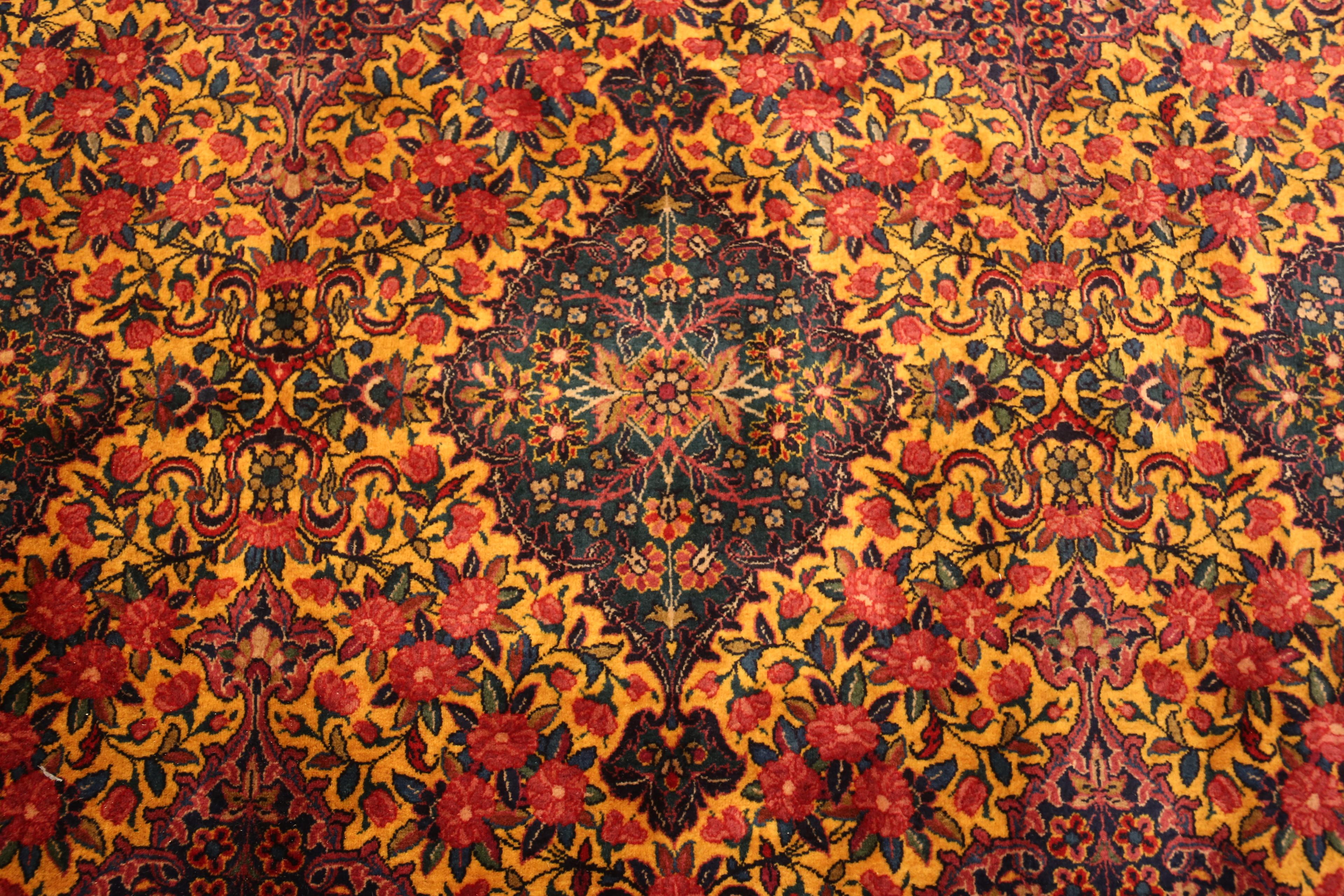 Hand-Knotted Antique Persian Kashan Area Rug. 8 ft 10 in x 11 ft 9 in For Sale