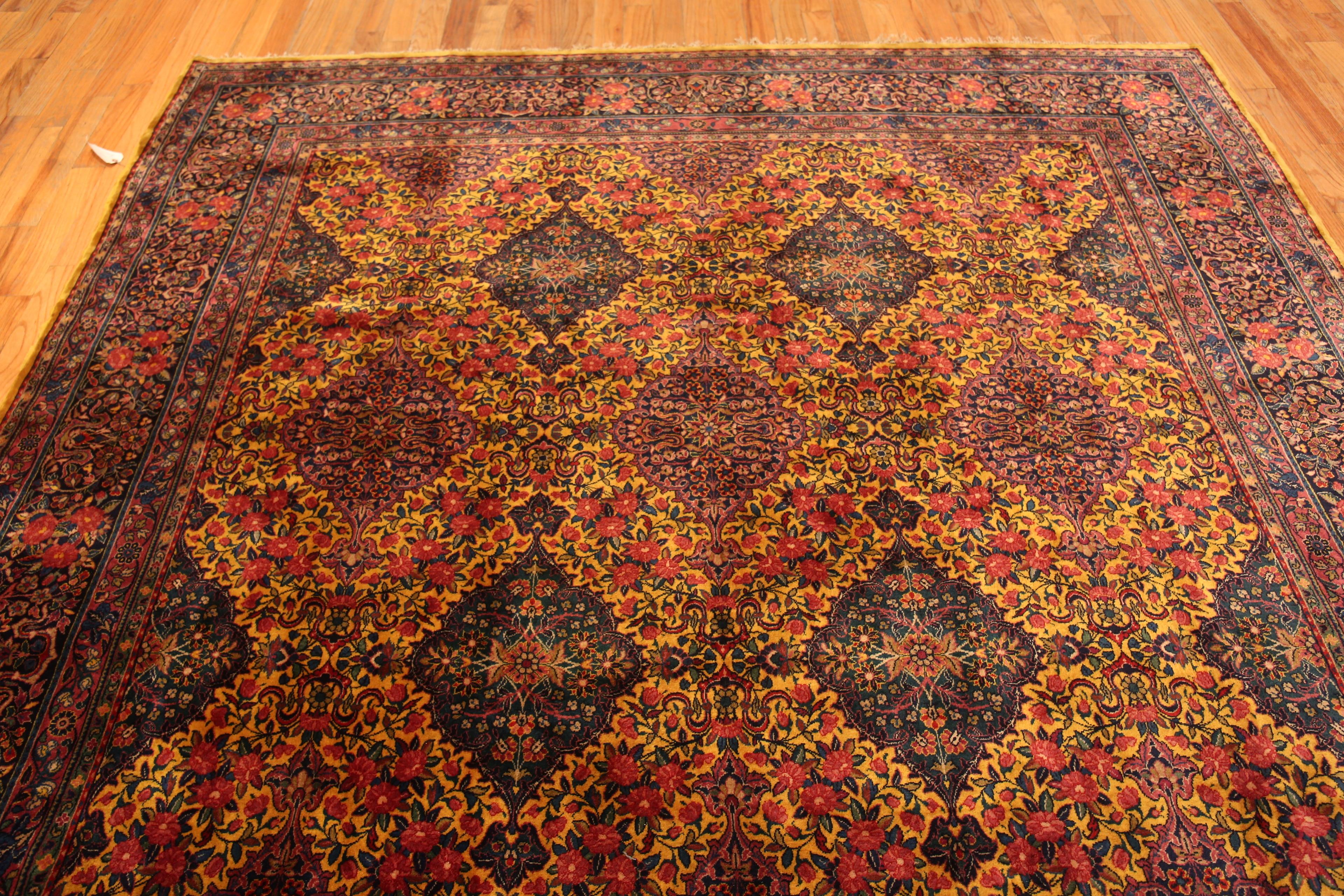 Antique Persian Kashan Area Rug. 8 ft 10 in x 11 ft 9 in In Good Condition For Sale In New York, NY