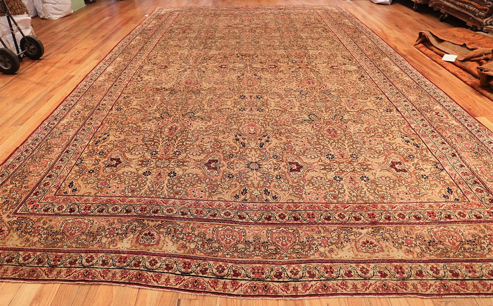 Antiker persischer Kerman-Teppich, Herkunftsland: Persien, datiert gegen Ende des 19. Größe: 3,51 m x 5,41 m (11 ft. 6 in x 17 ft. 9 in)

Dieser unglaubliche Kerman-Teppich aus dem späten 19. Jahrhundert ist eine Hommage an die exquisite