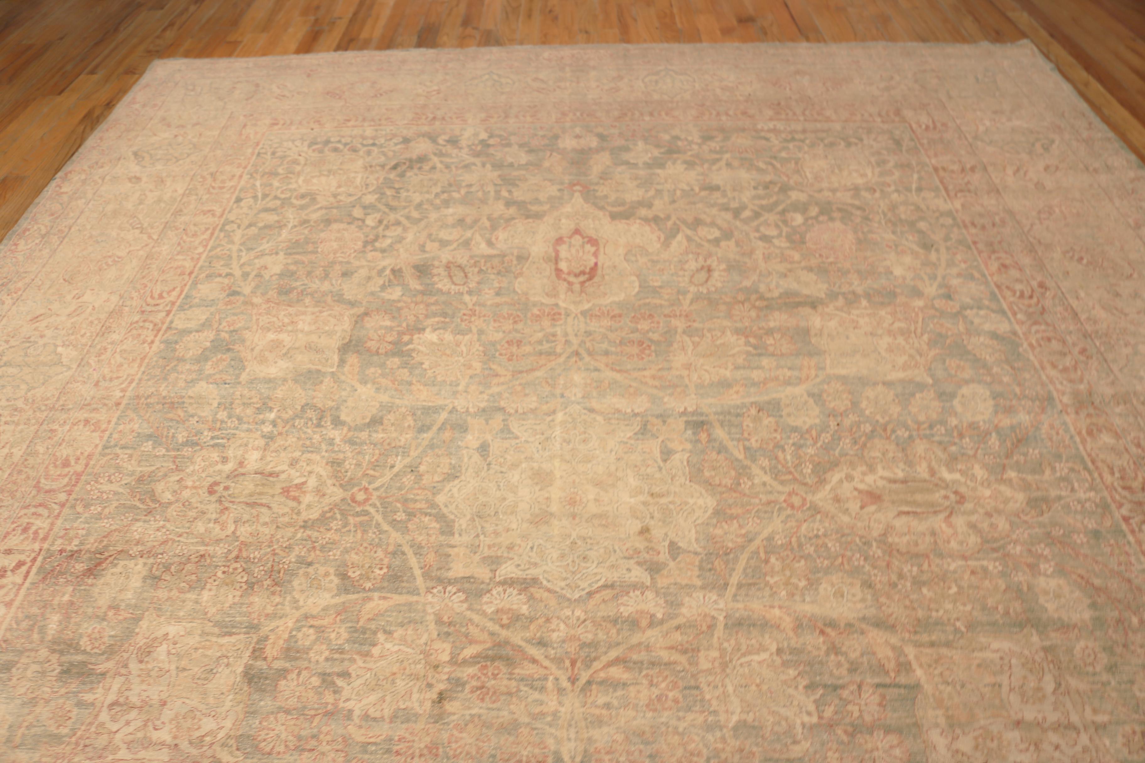 Nazmiyal Collection Antike persische Kerman Teppich 11 ft 6 in x 14 ft im Zustand „Gut“ im Angebot in New York, NY