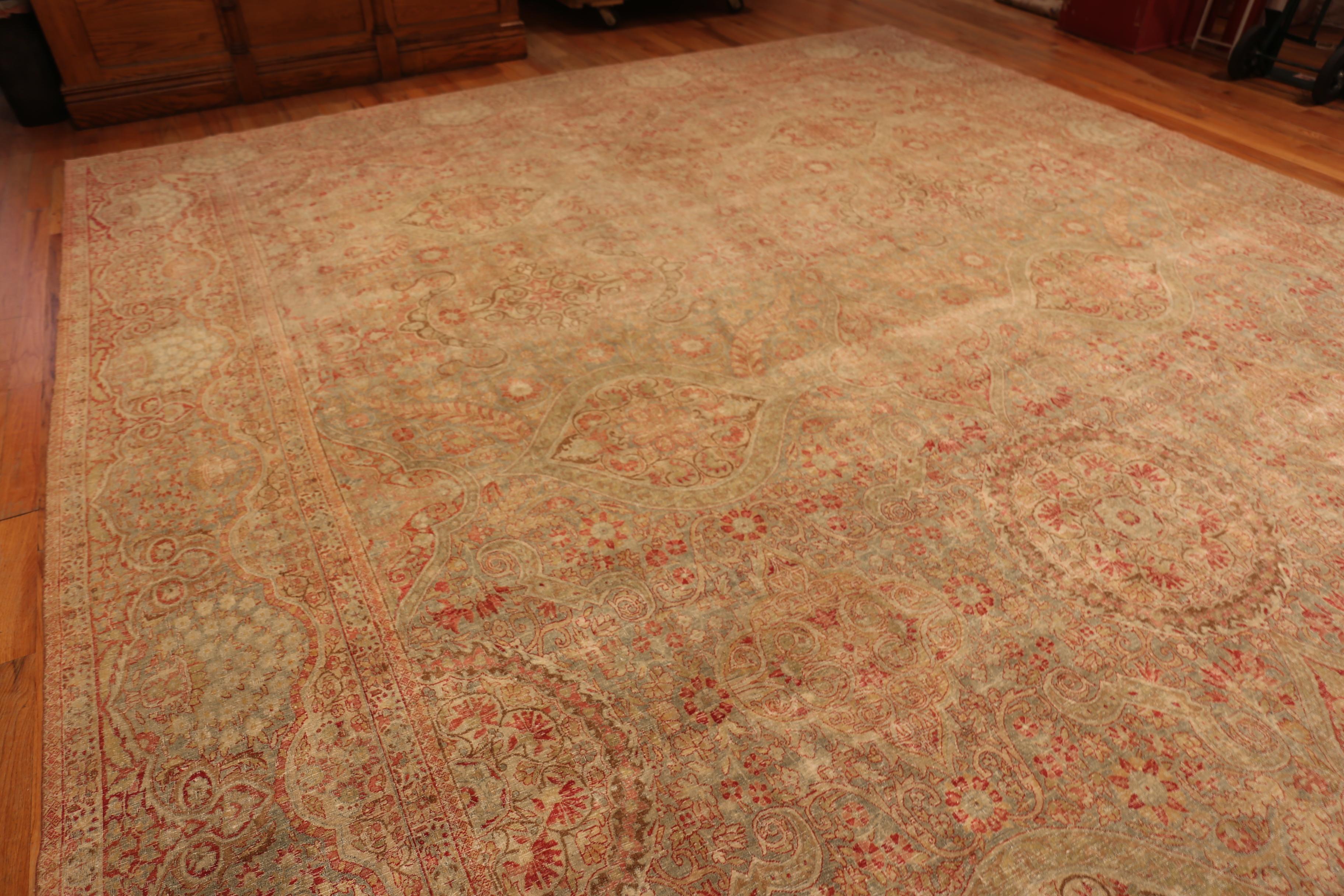 Nazmiyal Collection Antike persische Kerman Teppich 14 ft 2 in x 23 ft 6 in (Handgeknüpft) im Angebot