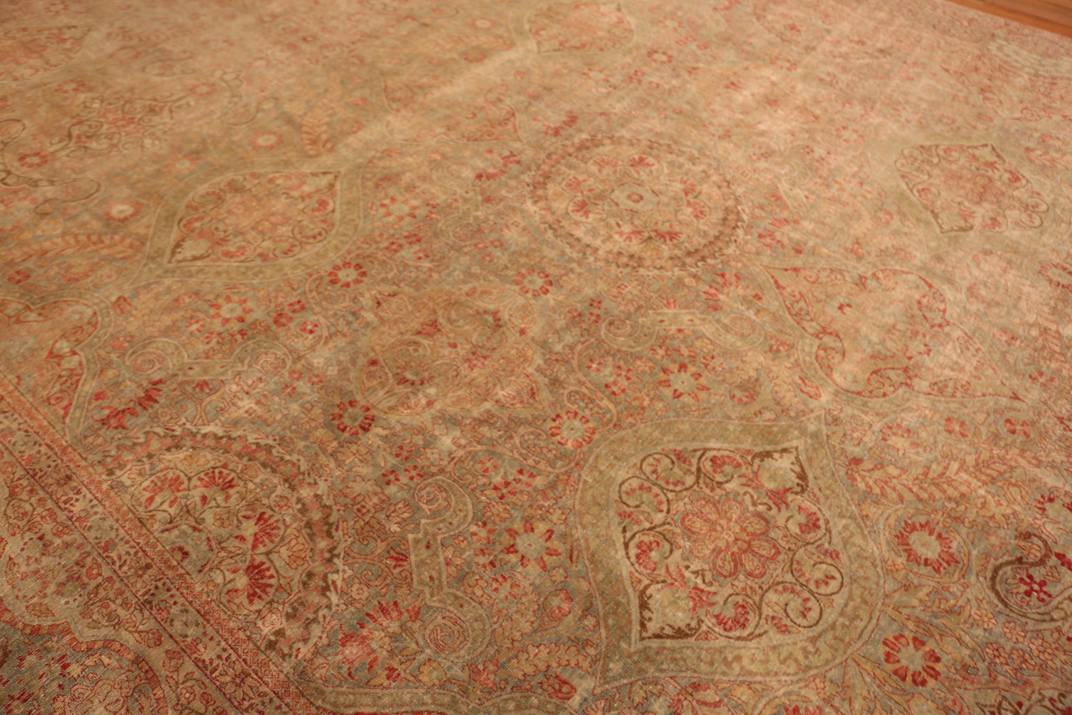 Nazmiyal Collection Antike persische Kerman Teppich 14 ft 2 in x 23 ft 6 in im Zustand „Gut“ im Angebot in New York, NY