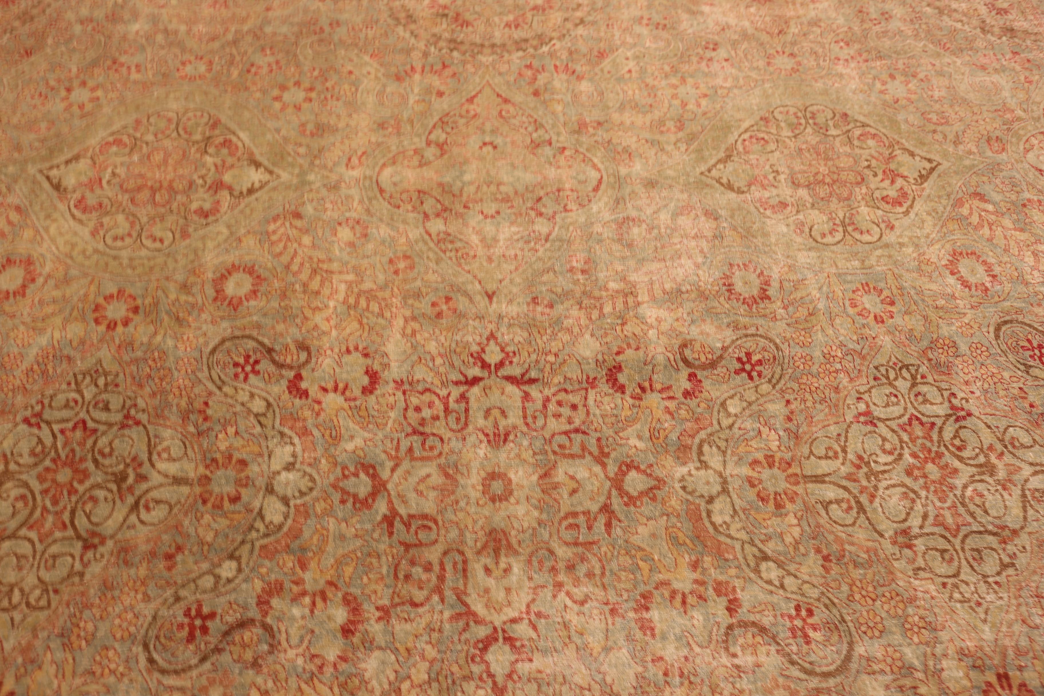 Nazmiyal Collection Antike persische Kerman Teppich 14 ft 2 in x 23 ft 6 in (20. Jahrhundert) im Angebot