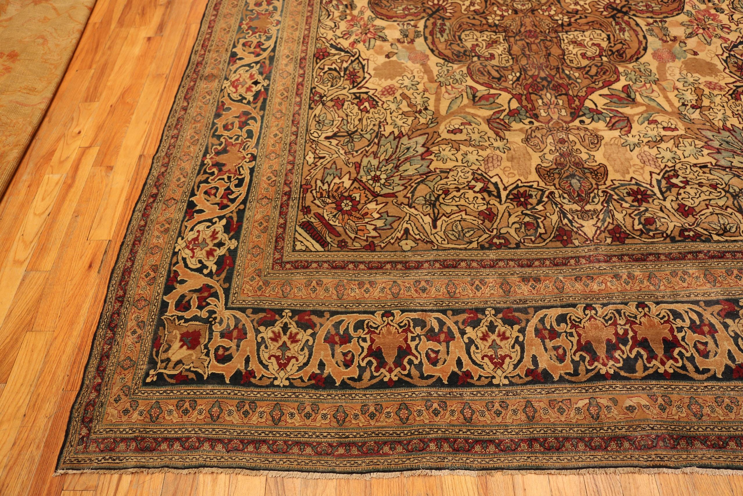 Tappeto Antico Persiano Kerman Collection Nazmiyal Collection 9 ft 5 in x 15 ft 6 in In condizioni buone in vendita a New York, NY