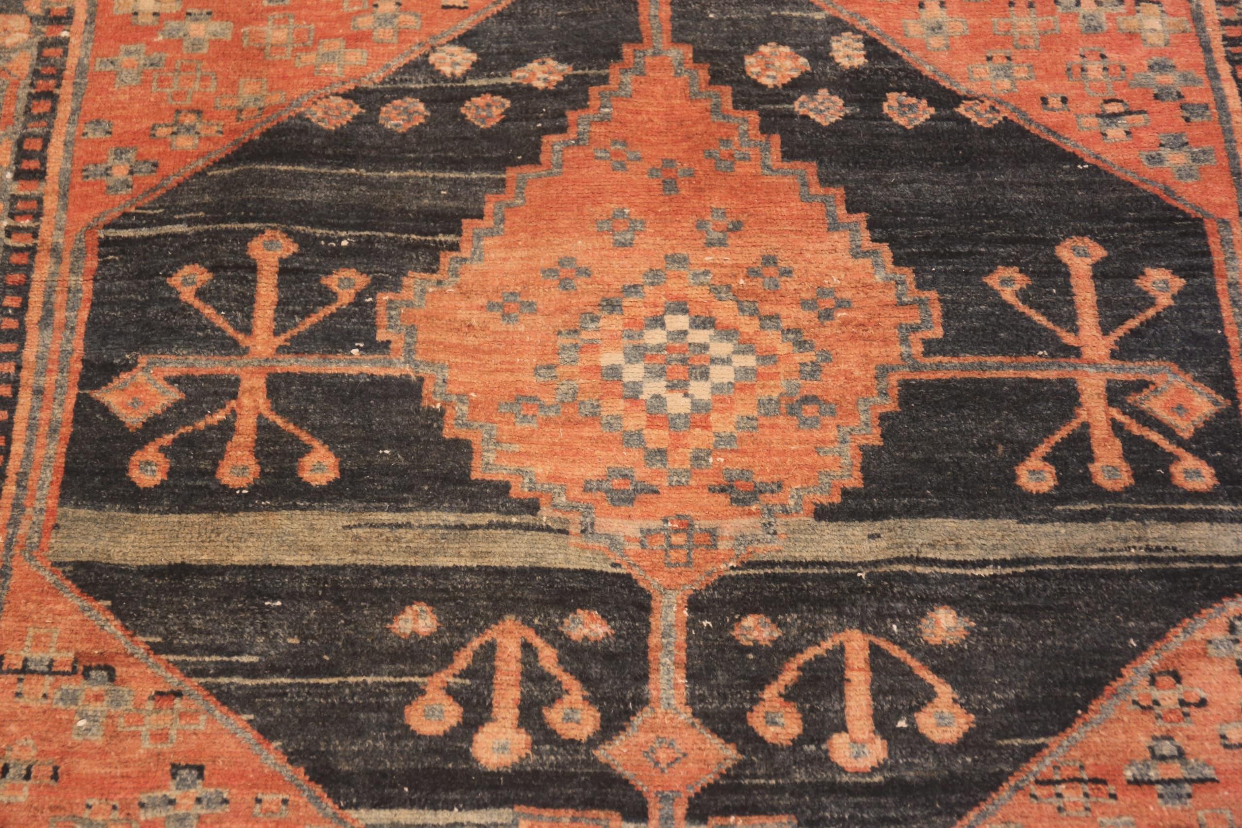 Schöner antiker persischer Malayer Rustic Abrash Teppich, Herkunftsland: Persien, CIRCA Datum: 1910's. Größe: 4 ft 7 in x 8 ft 2 in (1,4 m x 2,49 m)