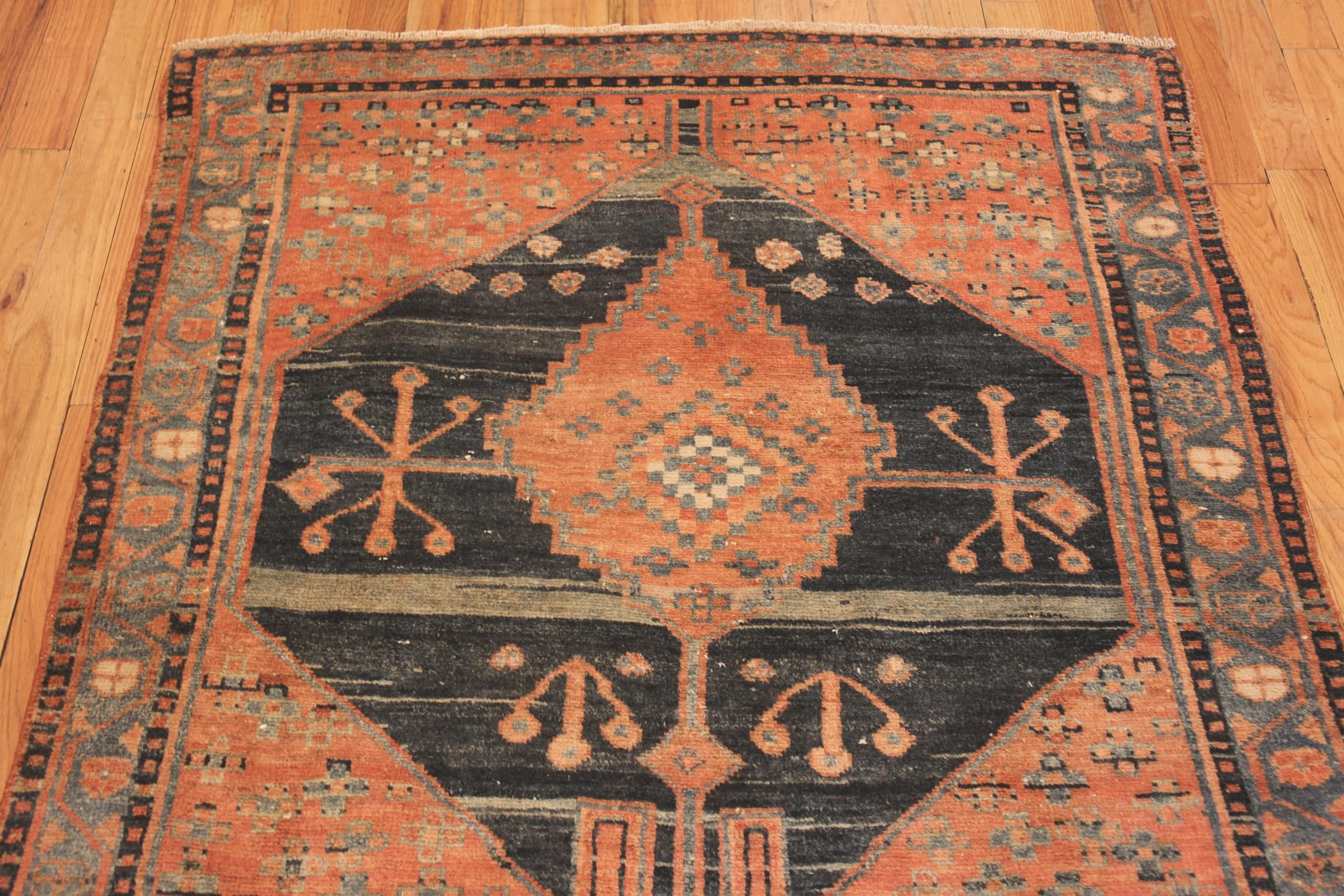 Antike persische Malayer Abrash Teppich. 4 ft 7 in x 8 ft 2 in (Stammeskunst) im Angebot