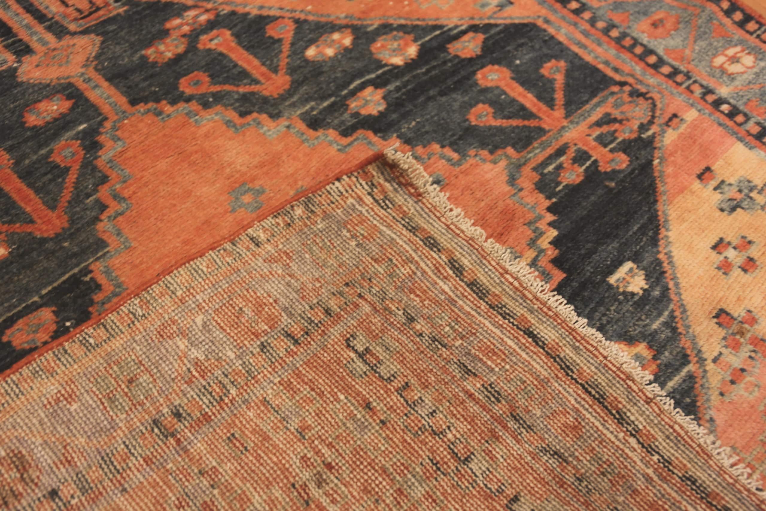 Antike persische Malayer Abrash Teppich. 4 ft 7 in x 8 ft 2 in im Zustand „Gut“ im Angebot in New York, NY