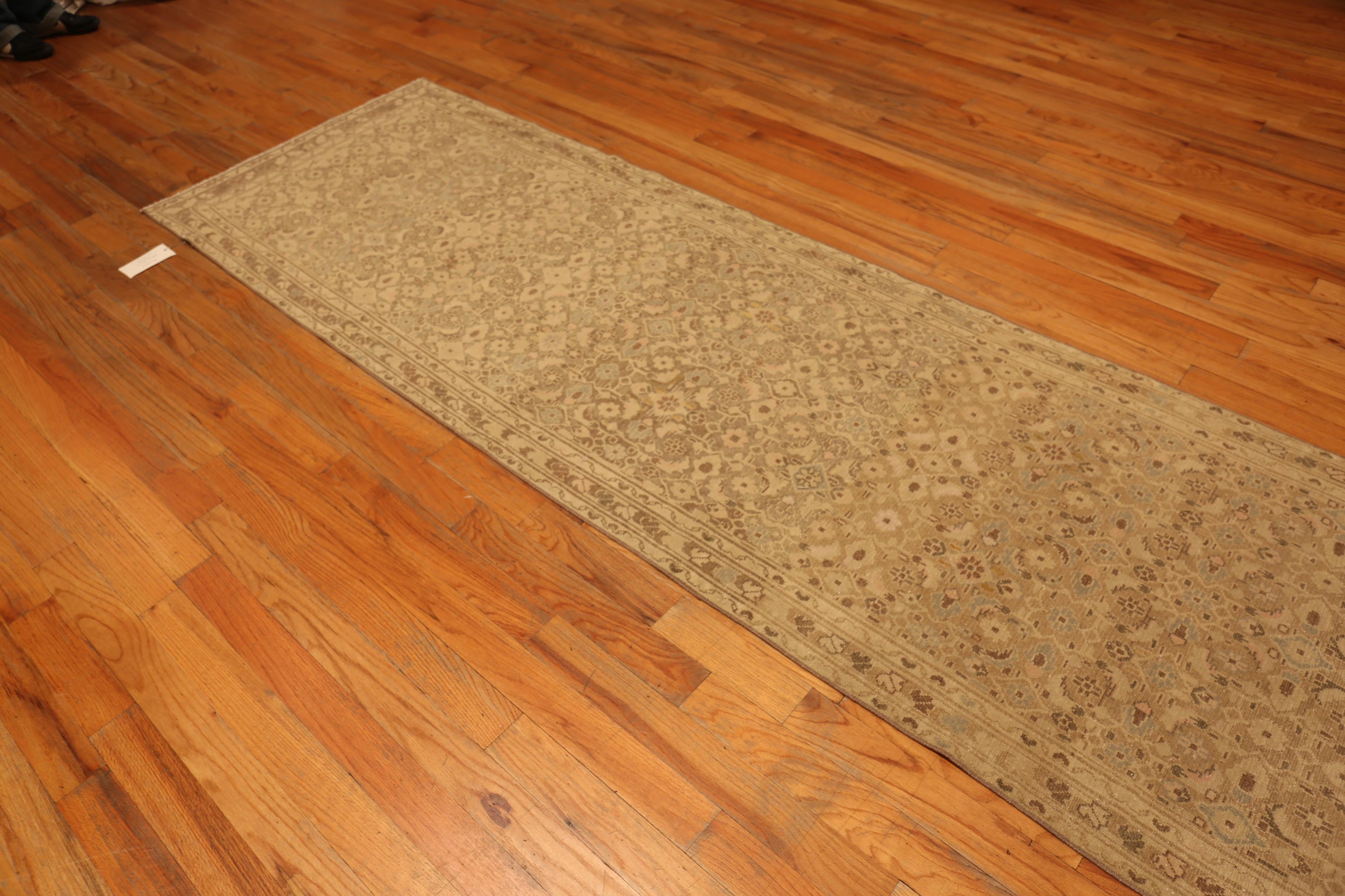 Nazmiyal Collection Antike persische Malayer Läufer Teppich 3 ft 5 in x 13 ft 2 in (20. Jahrhundert) im Angebot