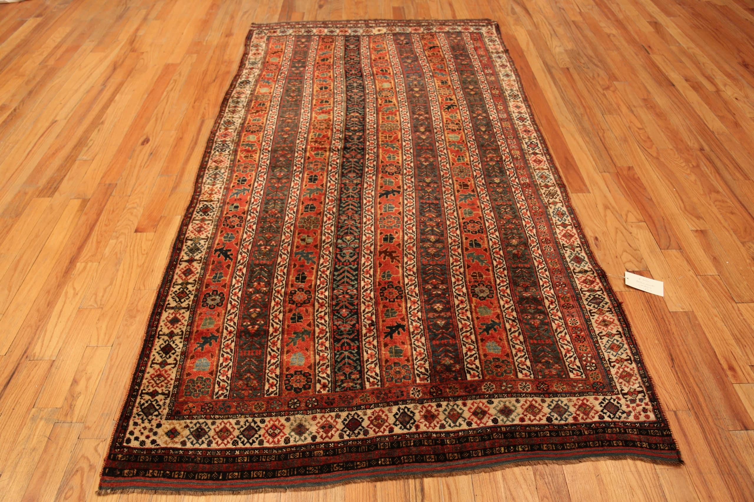 Tribal Rustique Antique Casual Elegant Persian Qashqai Rug, Pays d'origine : Perse, Circa date : 1900. Taille : 5 ft 1 in x 9 ft 3 in (1.55 m x 2.82 m)
 
