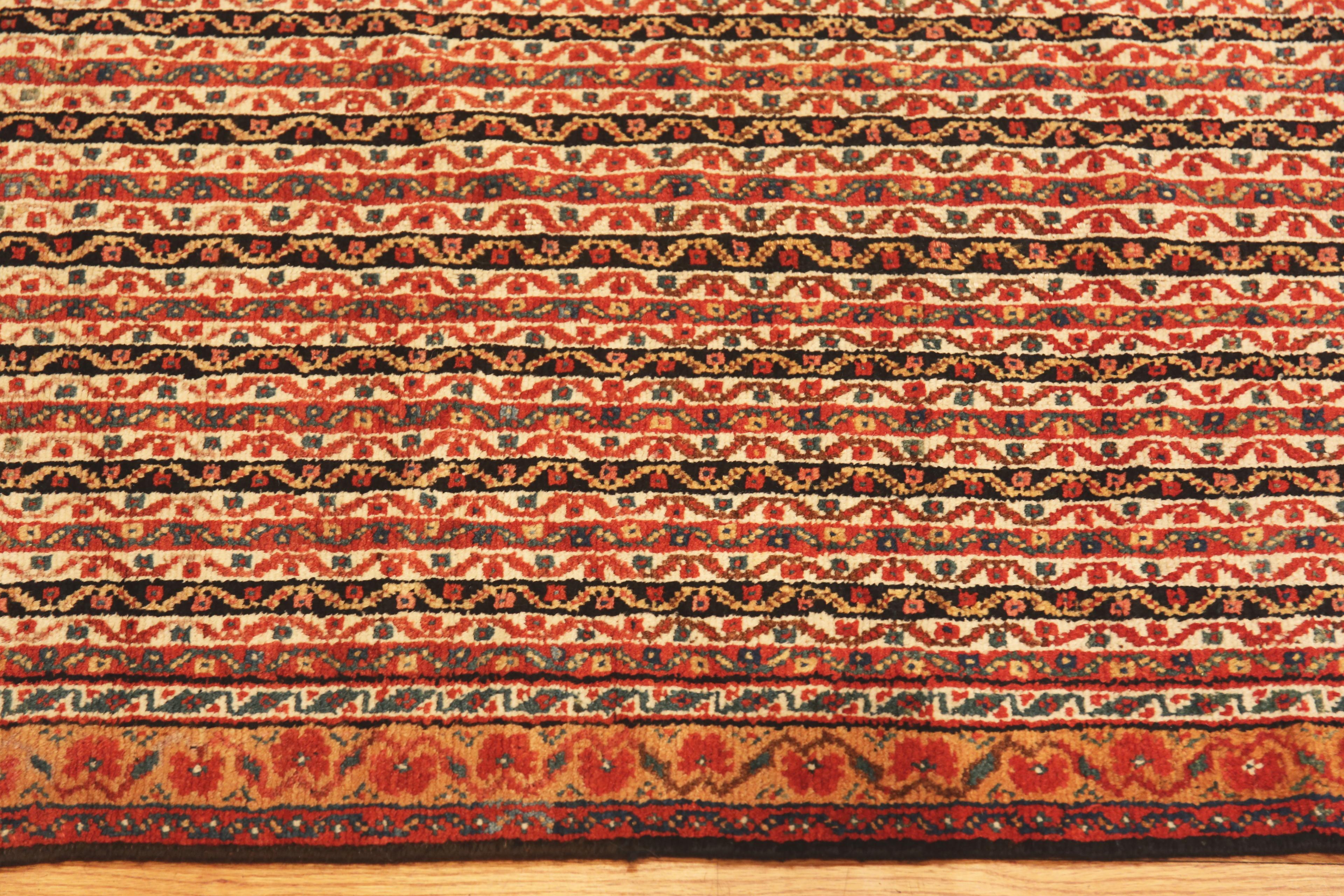Tribal Tapis de couloir persan ancien Qashqai. 3 pieds 5 pouces x 12 pieds 9 pouces en vente