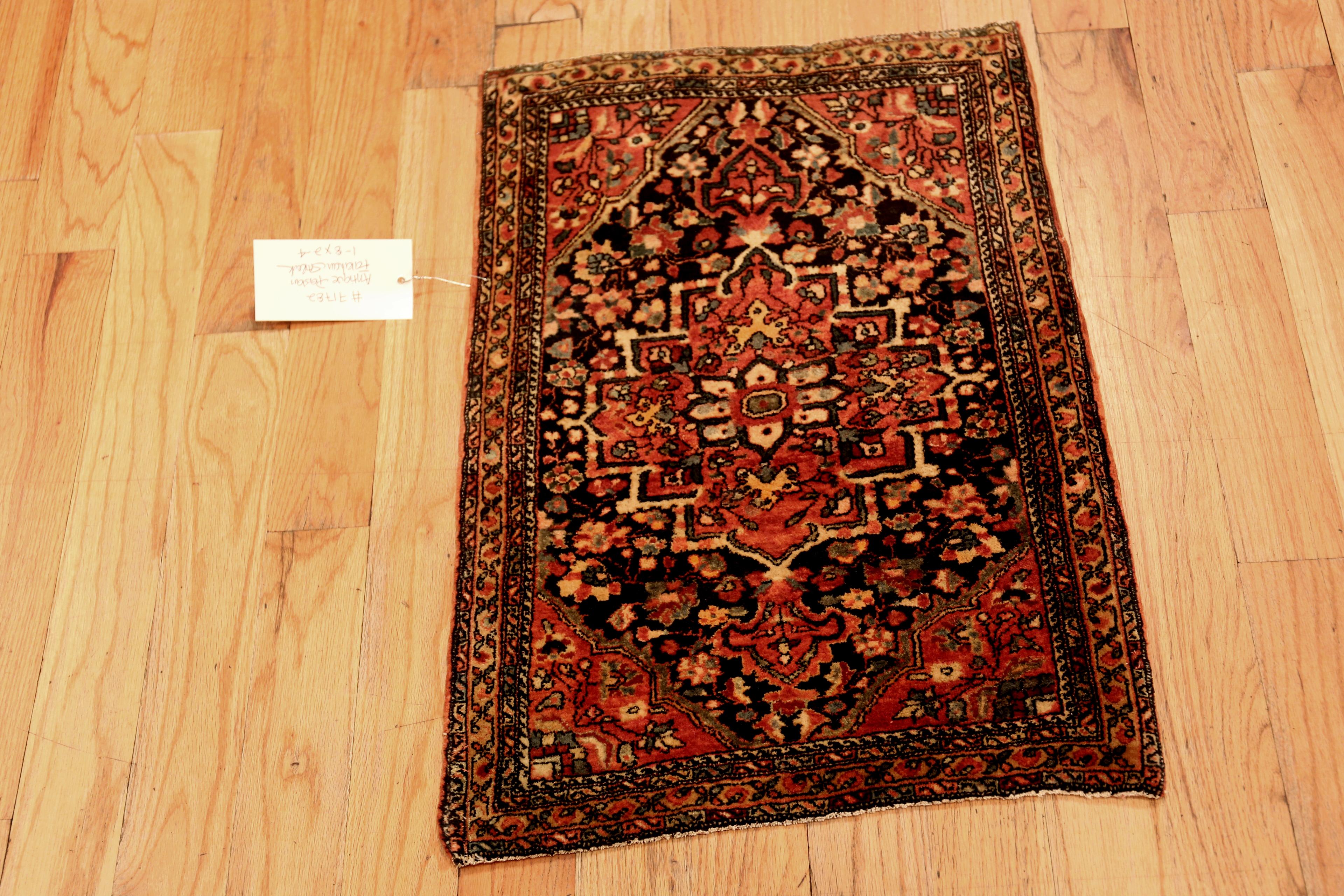 Antiker persischer Sarouk-Farahan-Teppich in Streugröße, Herkunftsland: Perserteppich, CIRCA Datum: 1900. Größe: 1 ft 8 in x 2 ft 4 in (0,51 m x 0,71 m)