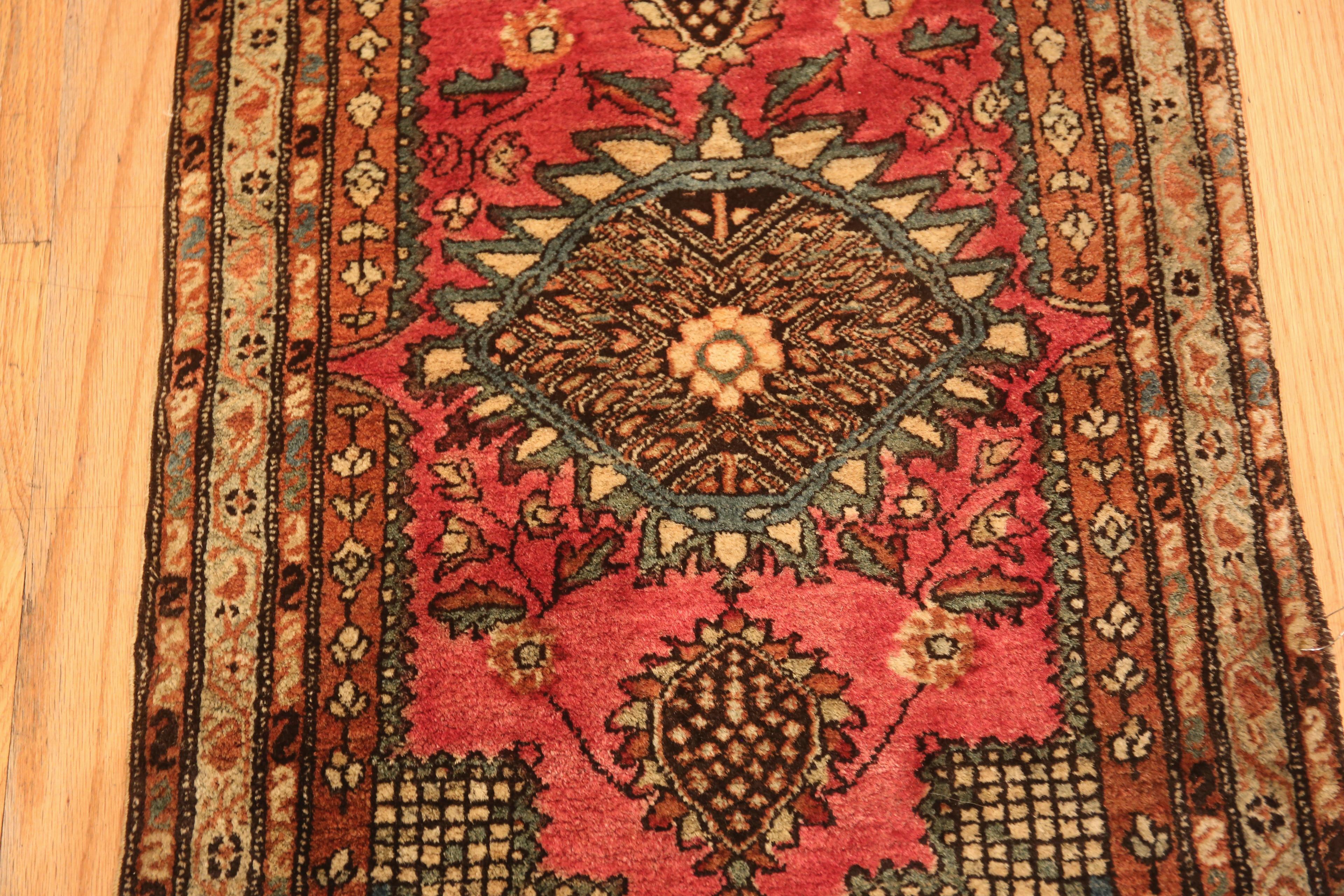 Hand-Knotted Antique Persian Sarouk Farahan Rug. 1 ft 8 in x 2 ft 4 in For Sale