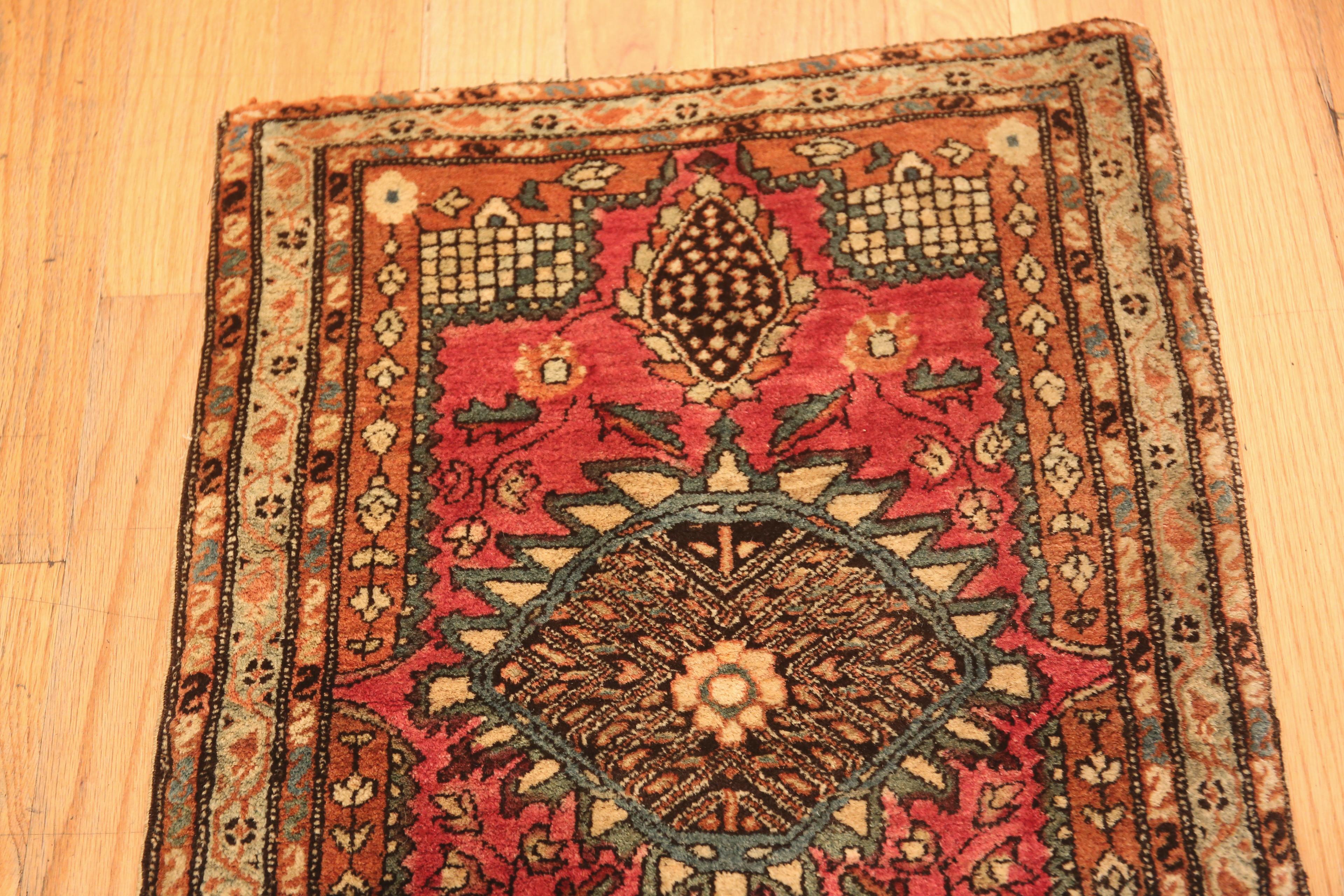 Antique Persian Sarouk Farahan Rug. 1 ft 8 in x 2 ft 4 in In Good Condition For Sale In New York, NY