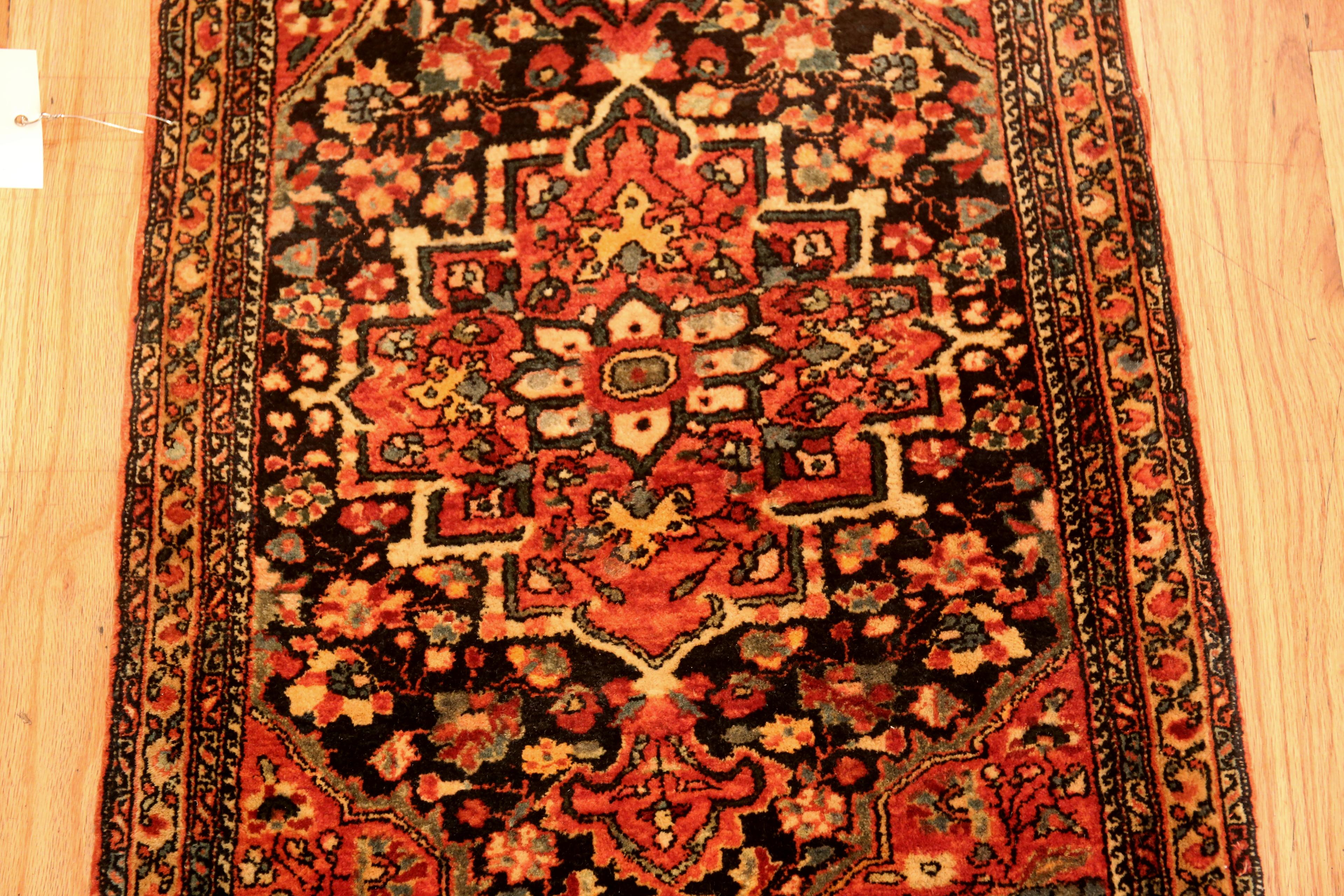 Antiker persischer Sarouk Farahan-Teppich aus Sarouk. 1 ft 8 in x 2 ft 4 in (Handgeknüpft) im Angebot