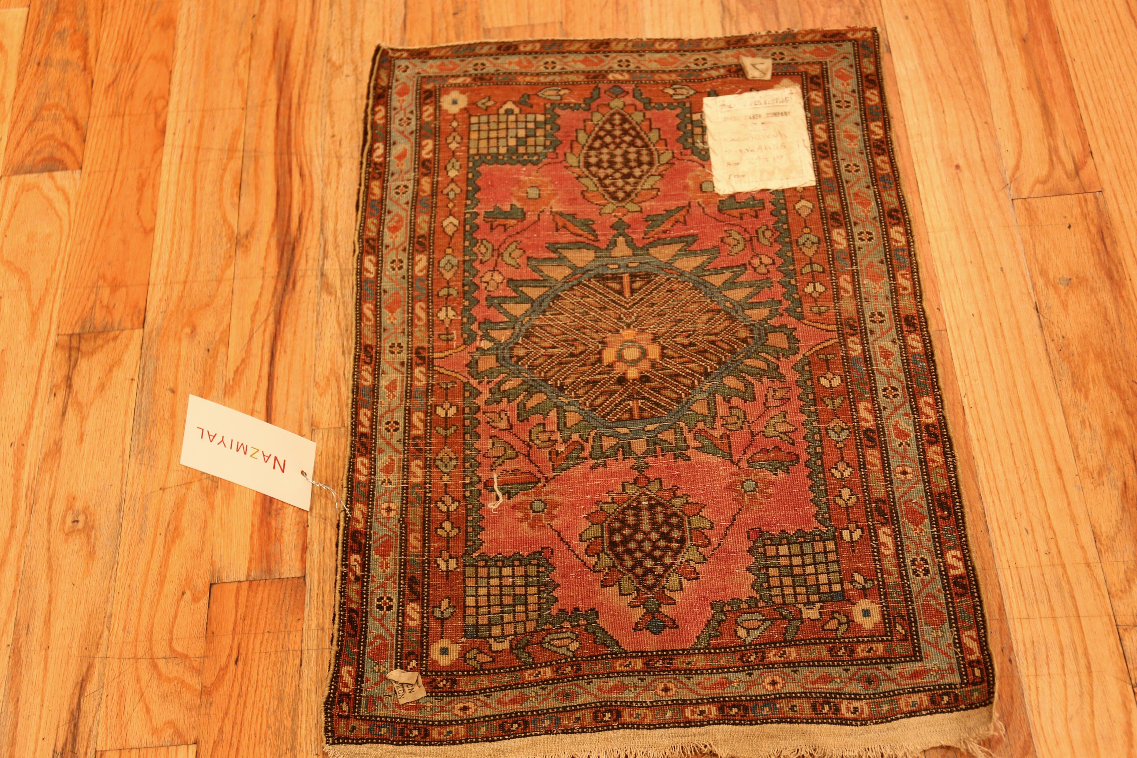 Antiker persischer Sarouk Farahan-Teppich aus Sarouk. 1 ft 8 in x 2 ft 4 in im Zustand „Gut“ im Angebot in New York, NY