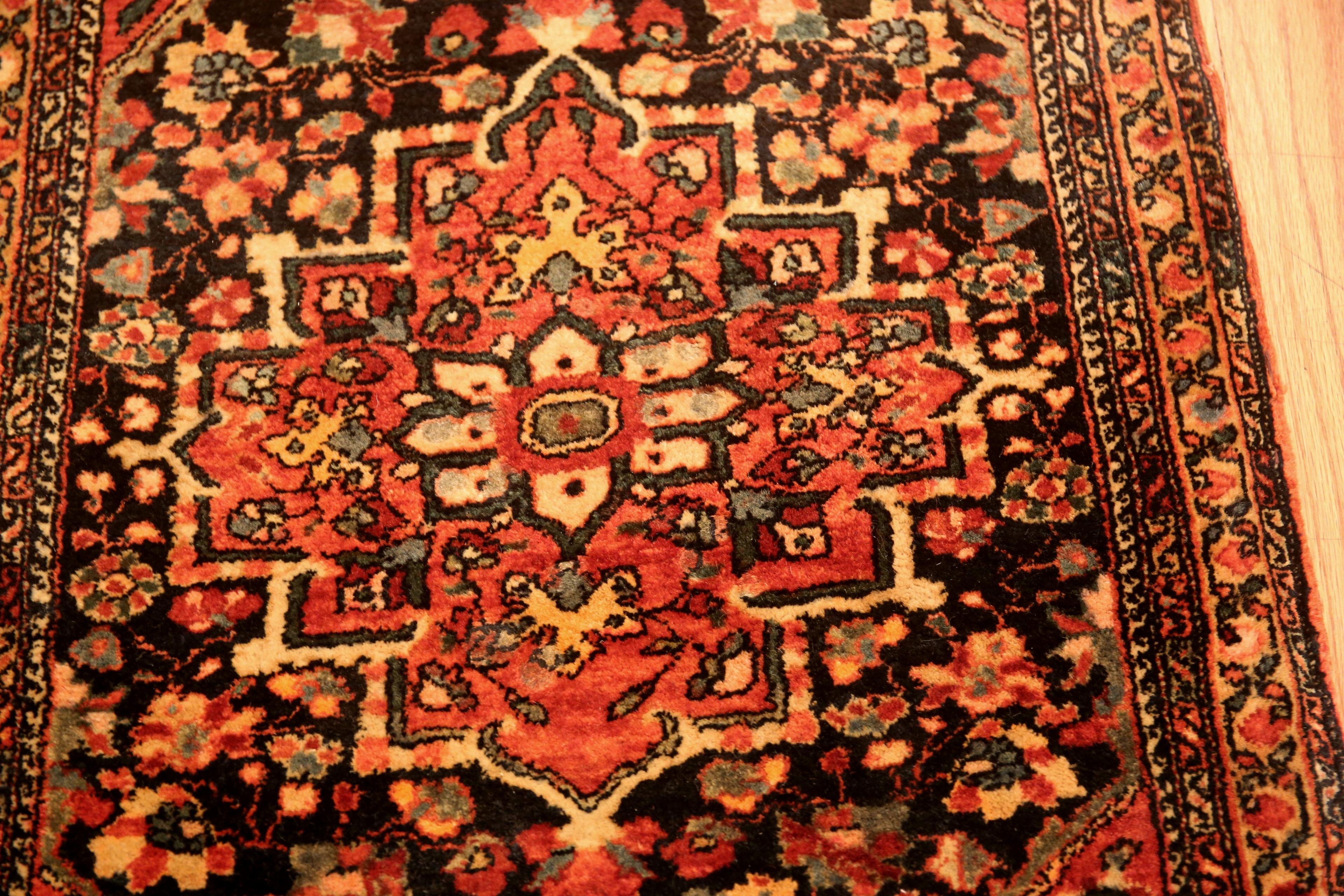 Antiker persischer Sarouk Farahan-Teppich aus Sarouk. 1 ft 8 in x 2 ft 4 in im Zustand „Gut“ im Angebot in New York, NY