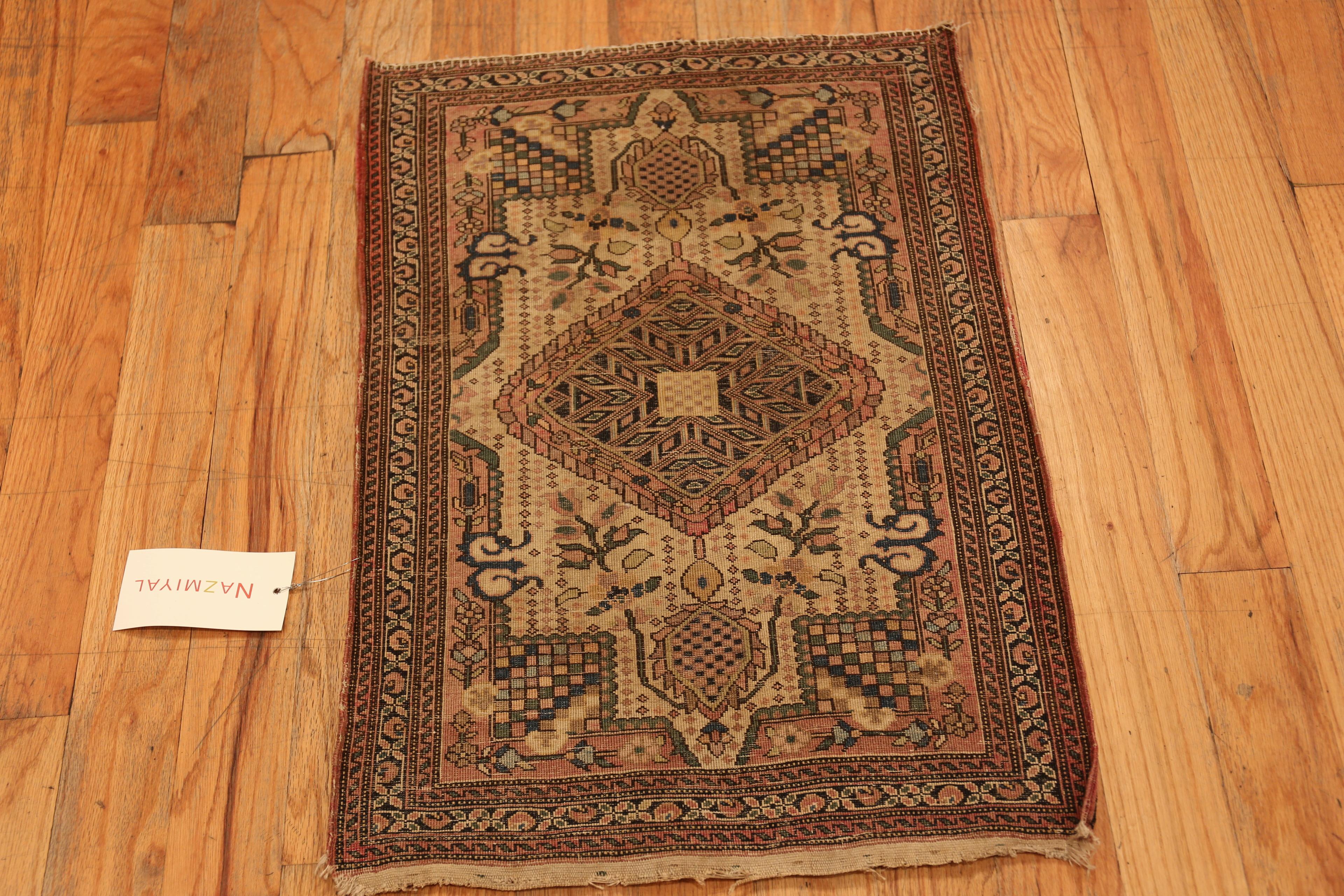 Wool Antique Persian Sarouk Farahan Rug. 1 ft 9 in x 2 ft 6 in  For Sale