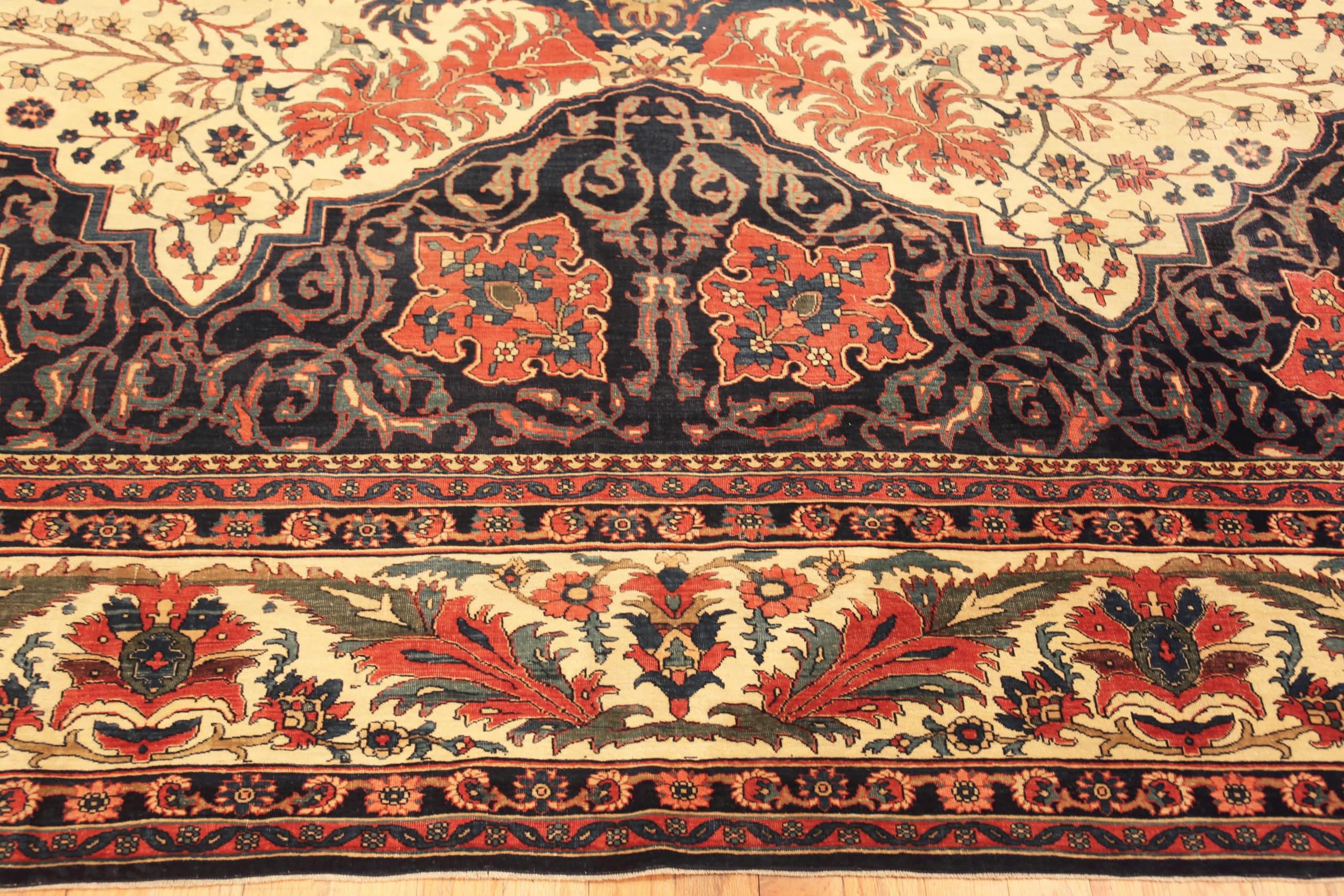 Antiker persischer Sarouk Farahan-Teppich aus Sarouk. 12 Fuß 3 Zoll x 18 Fuß 6 Zoll im Zustand „Gut“ im Angebot in New York, NY