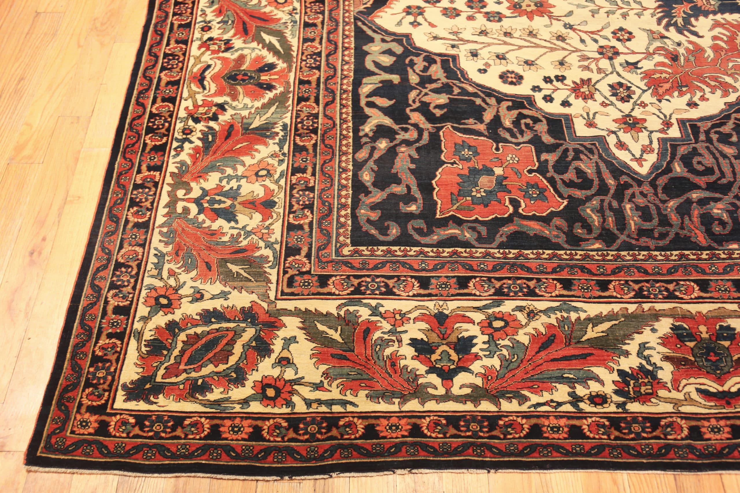 Antiker persischer Sarouk Farahan-Teppich aus Sarouk. 12 Fuß 3 Zoll x 18 Fuß 6 Zoll (19. Jahrhundert) im Angebot