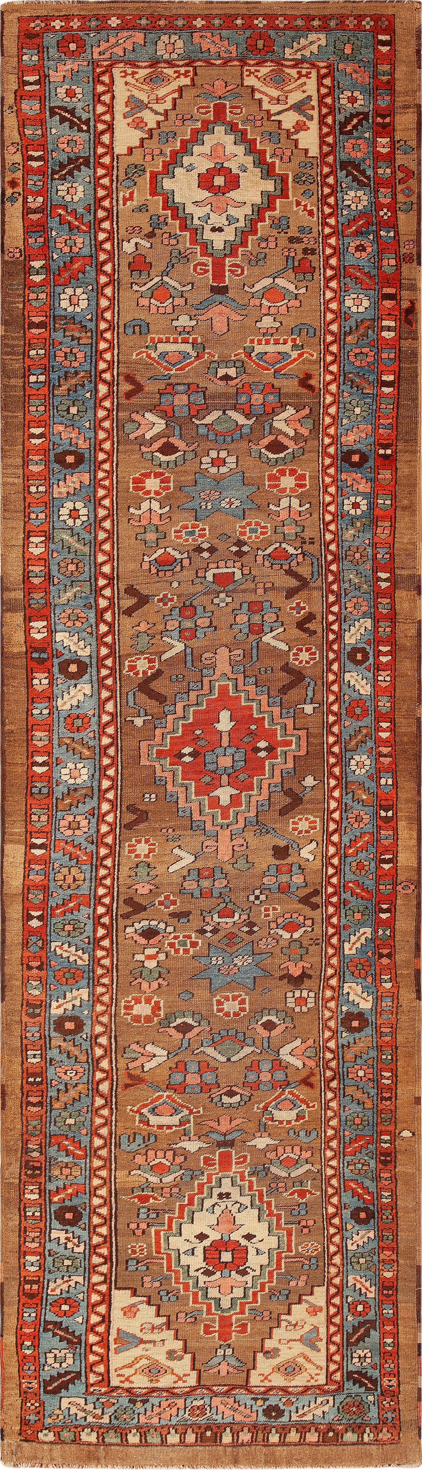 Schöner langer und schmaler antiker persischer Serab-Läufer mit Stammesmotiven, Herkunftsland: Persien, CIRCA Datum: 1900