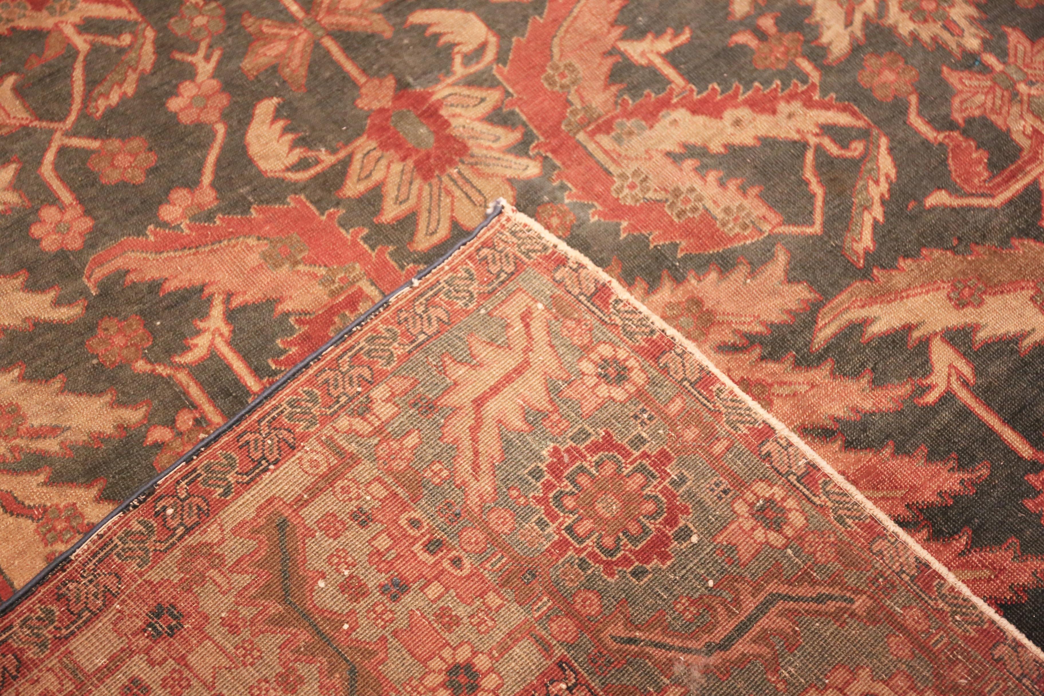 Whimsical Charm Antique Persian Serapi Sickle Design Teppich, Herkunftsland: Persien, CIRCA Datum: 1880