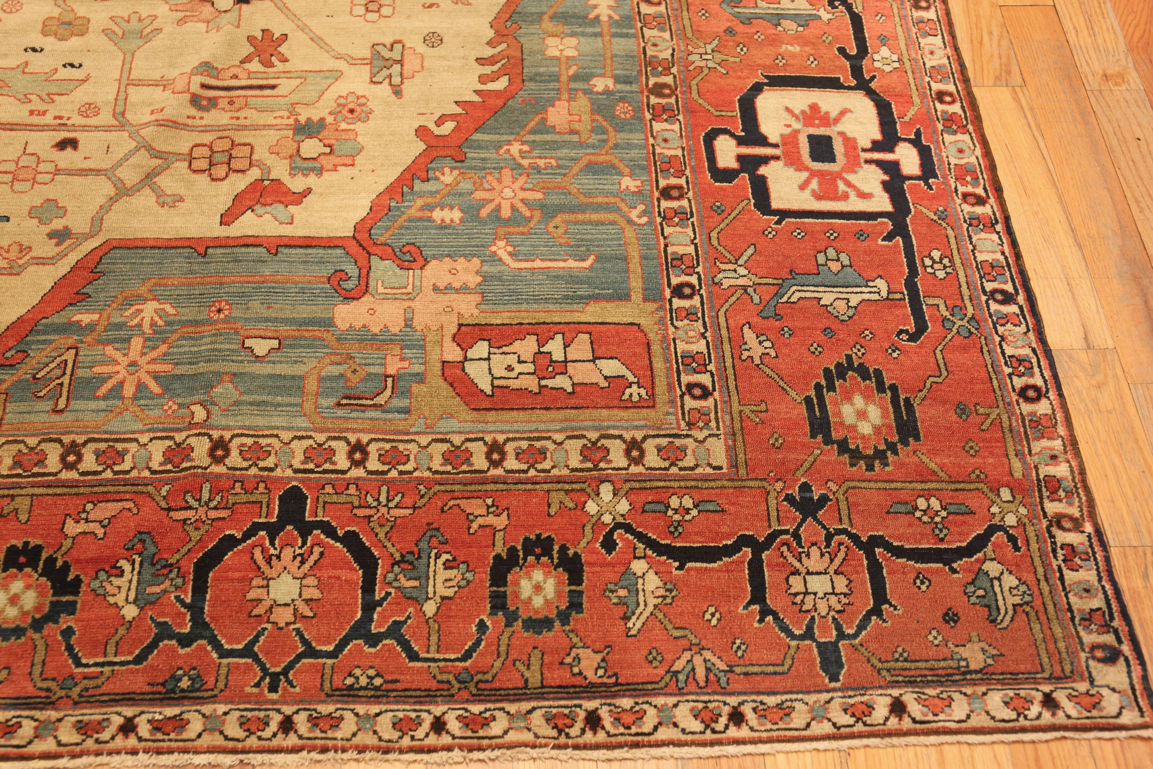 Antique Persian Serapi Rug. 9 ft 10 in x 12 ft 9 in In Good Condition For Sale In New York, NY