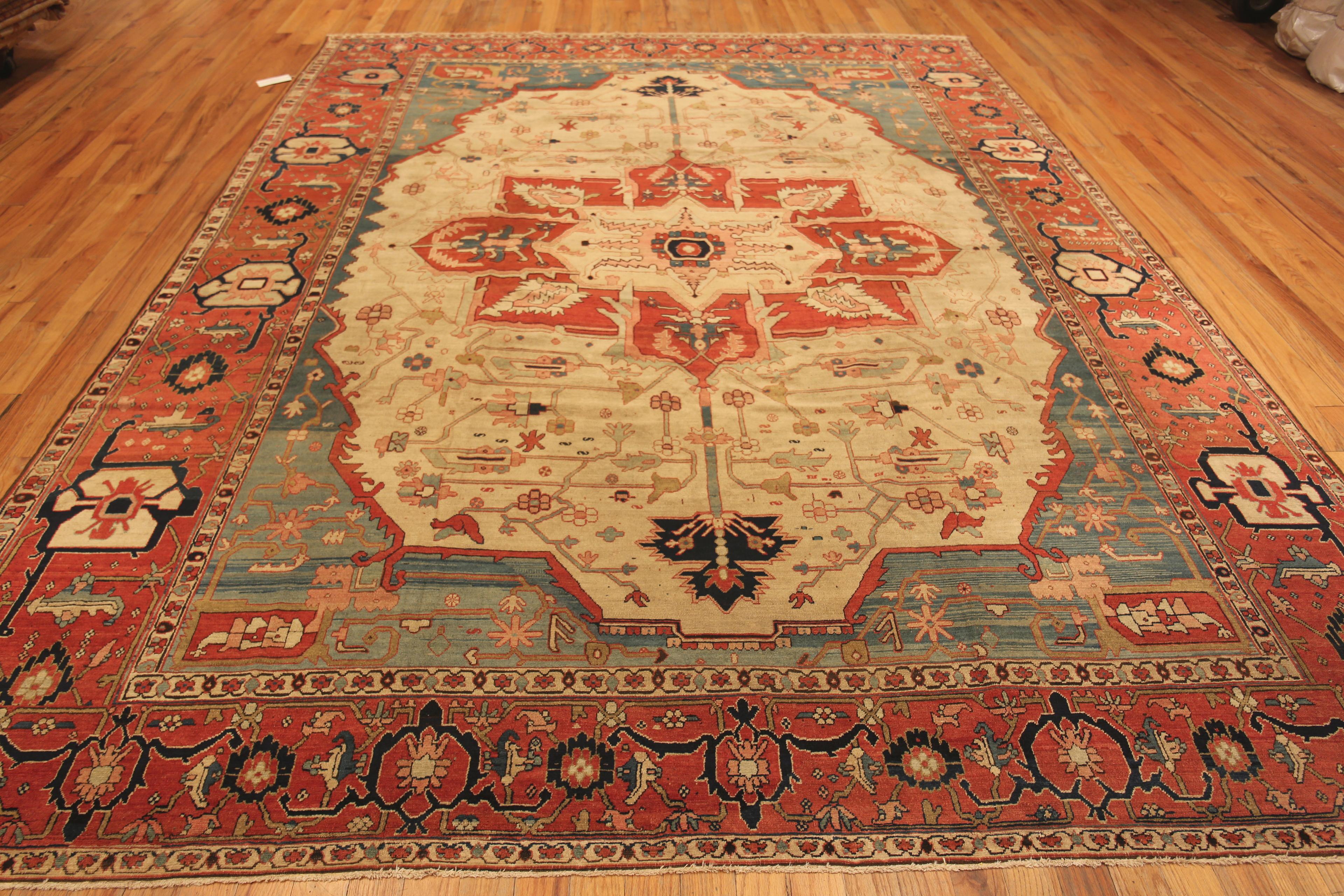 Wool Antique Persian Serapi Rug. 9 ft 10 in x 12 ft 9 in For Sale