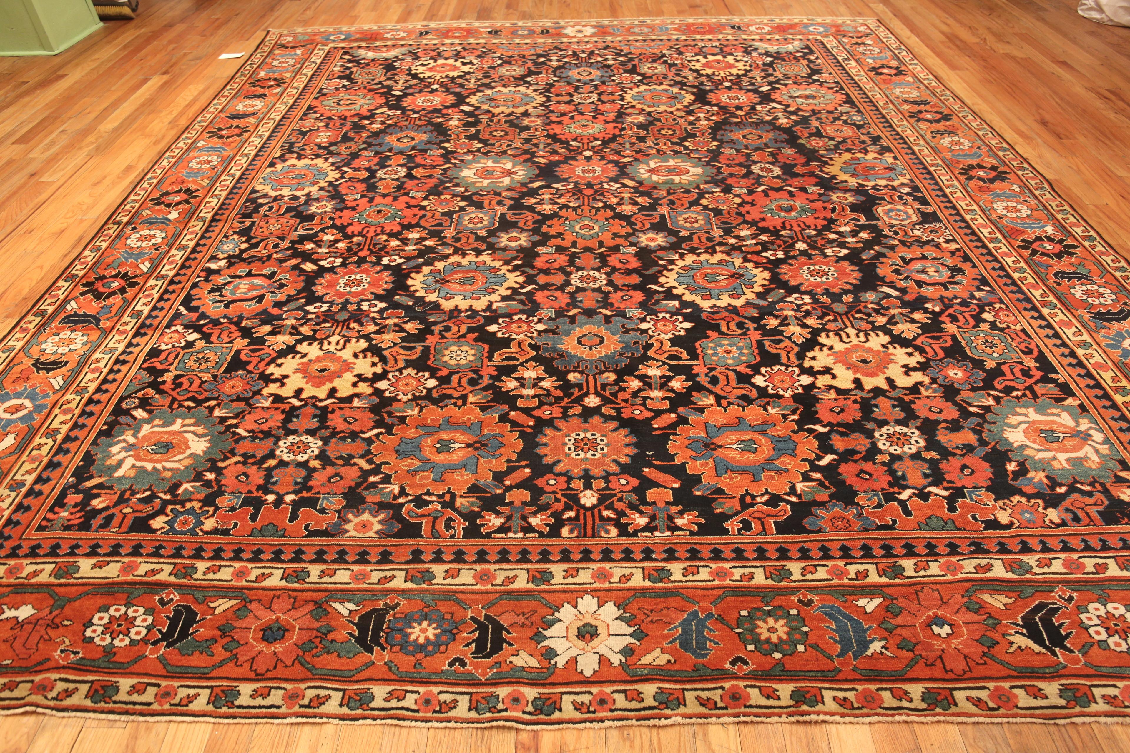 Beautiful Casual Elegant Antique Persian Sultanabad Jewel Tone Rug, Herkunftsland: Persien, CIRCA Datum: 1900. Größe: 12 ft 1 in x 13 ft 10 in (3,68 m x 4,22 m)

 