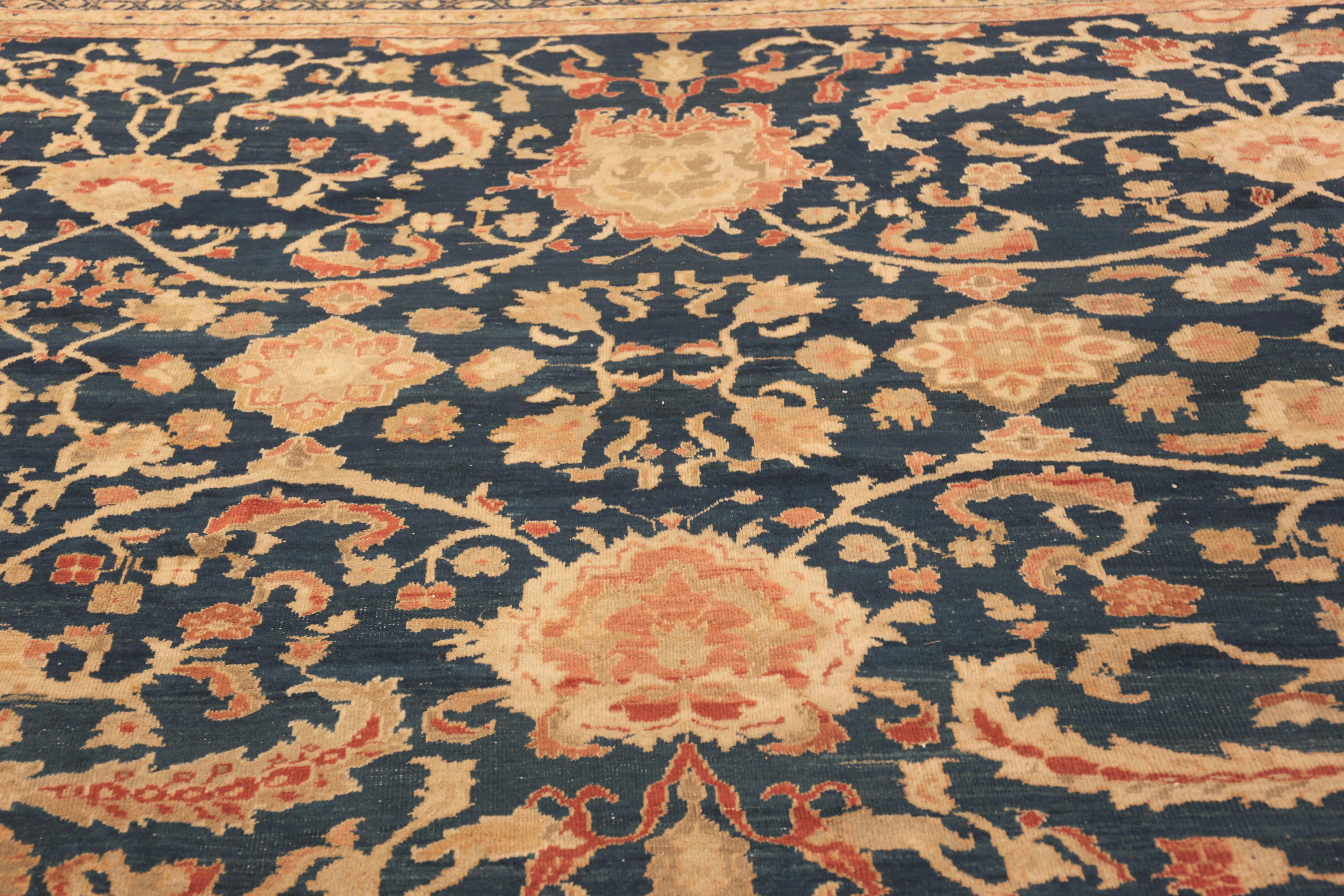 Antiker persischer Sultanabad-Teppich aus Sultanabad. 13 ft x 14 ft 4 in (Handgeknüpft) im Angebot